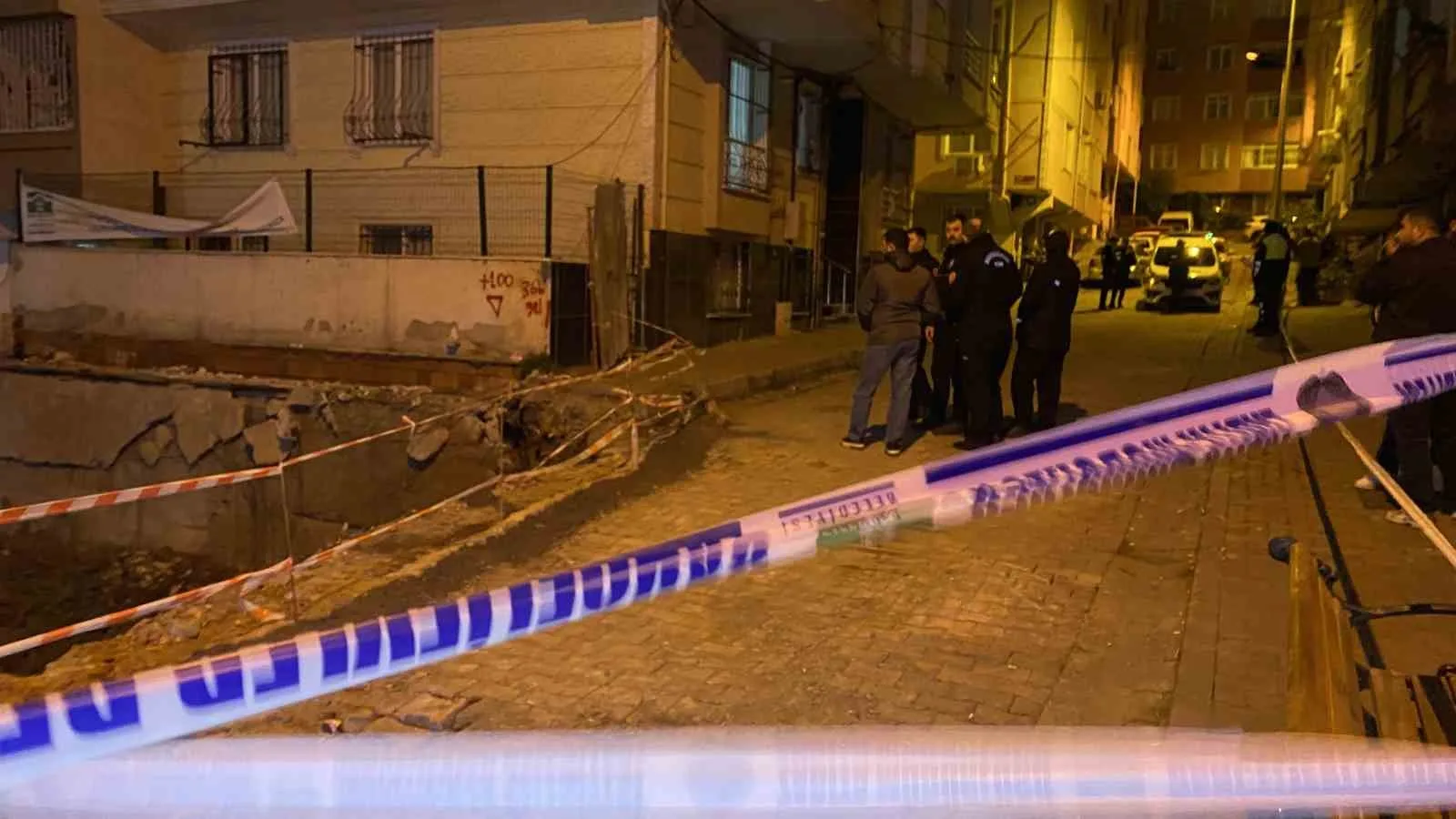 İSTANBUL BAHÇELİEVLER'DE TEMEL KAZISI YAPILAN İNŞAATIN İSTİNAT DUVARININ YIKILMASI SONUCU BİTİŞİKTEKİ 6 VE 7 KATLI İKİ BİNANIN ZEMİNİNDE YAKLAŞIK 10 SANTİMETRELİK ÇÖKME MEYDANA GELDİ. BİNALARDAKİ 20 DAİRE TEDBİR AMAÇLI TAHLİYE EDİLDİ.