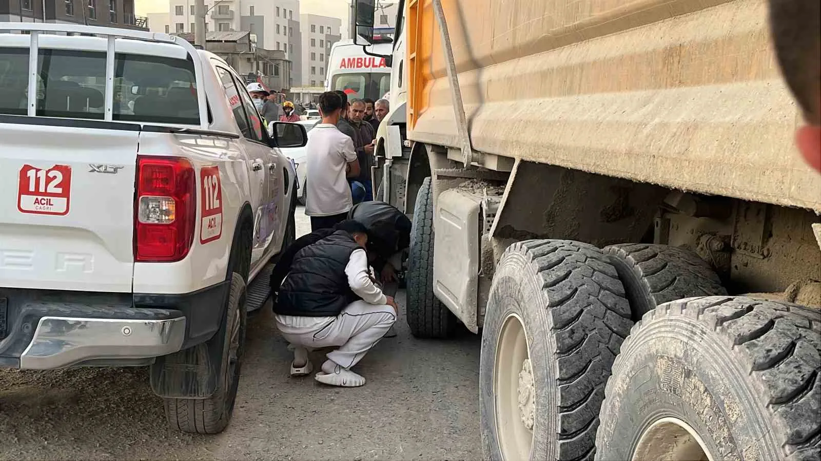 HATAY’DA HAFRİYAT KAMYONUNUN ALTINDA KALAN 48 YAŞINDAKİ MOTOSİKLET SÜRÜCÜSÜ ADİL DEVAOĞLU ÖLDÜ. KAZA SONRASI KAMYONUN ALTINDA KALAN MOTOSİKLETİ GÖRMEK İSTEYEN MERAKLI VATANDAŞLARSA DİKKAT ÇEKTİ.