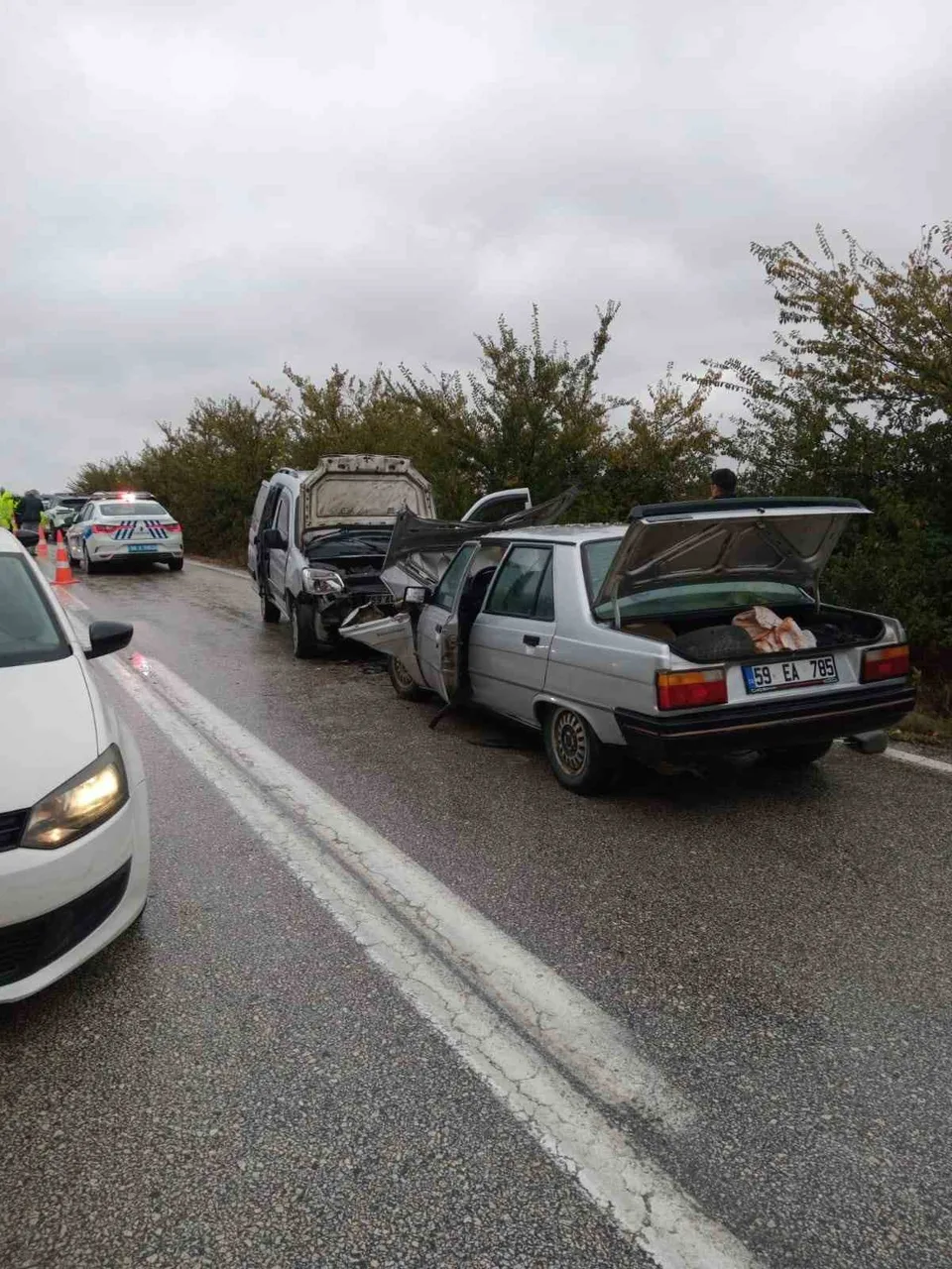 TEKİRDAĞ'IN ŞARKÖY İLÇESİNDE HAFİF TİCARİ ARAÇ İLE OTOMOBİLİN ÇARPIŞTIĞI KAZADA 2'Sİ ÇOCUK 7 KİŞİ YARALANDI.