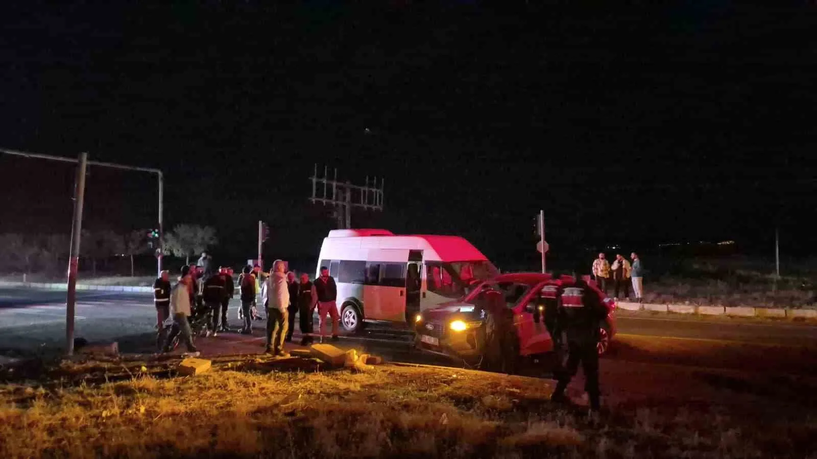 ADIYAMAN’DA MİNİBÜS İLE OTOMOBİLİN ÇARPIŞMASI SONUCU 12 KİŞİ YARALANDI.