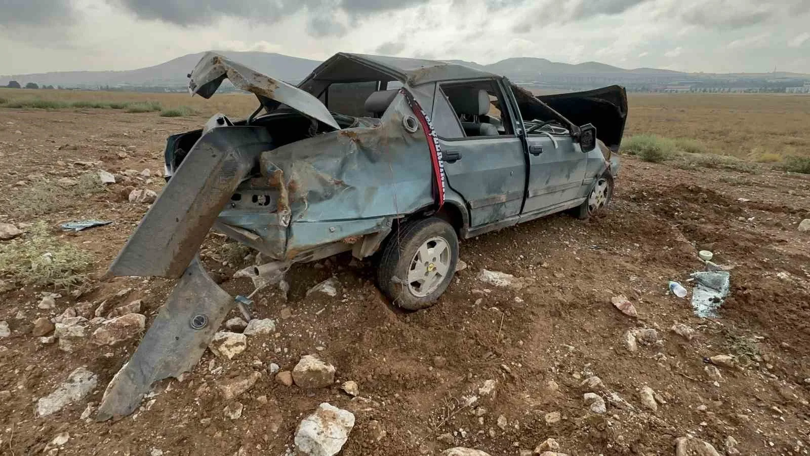 SÜRÜCÜSÜNÜN KONTROLÜNDEN ÇIKAN TOFAŞ MARKA OTOMOBİL, YOLDAN ÇIKARAK TAKLA ATTI. İHBAR ÜZERİNE OLAY YERİNE SAĞLIK VE JANDARMA EKİPLERİ SEVK EDİLDİ.
