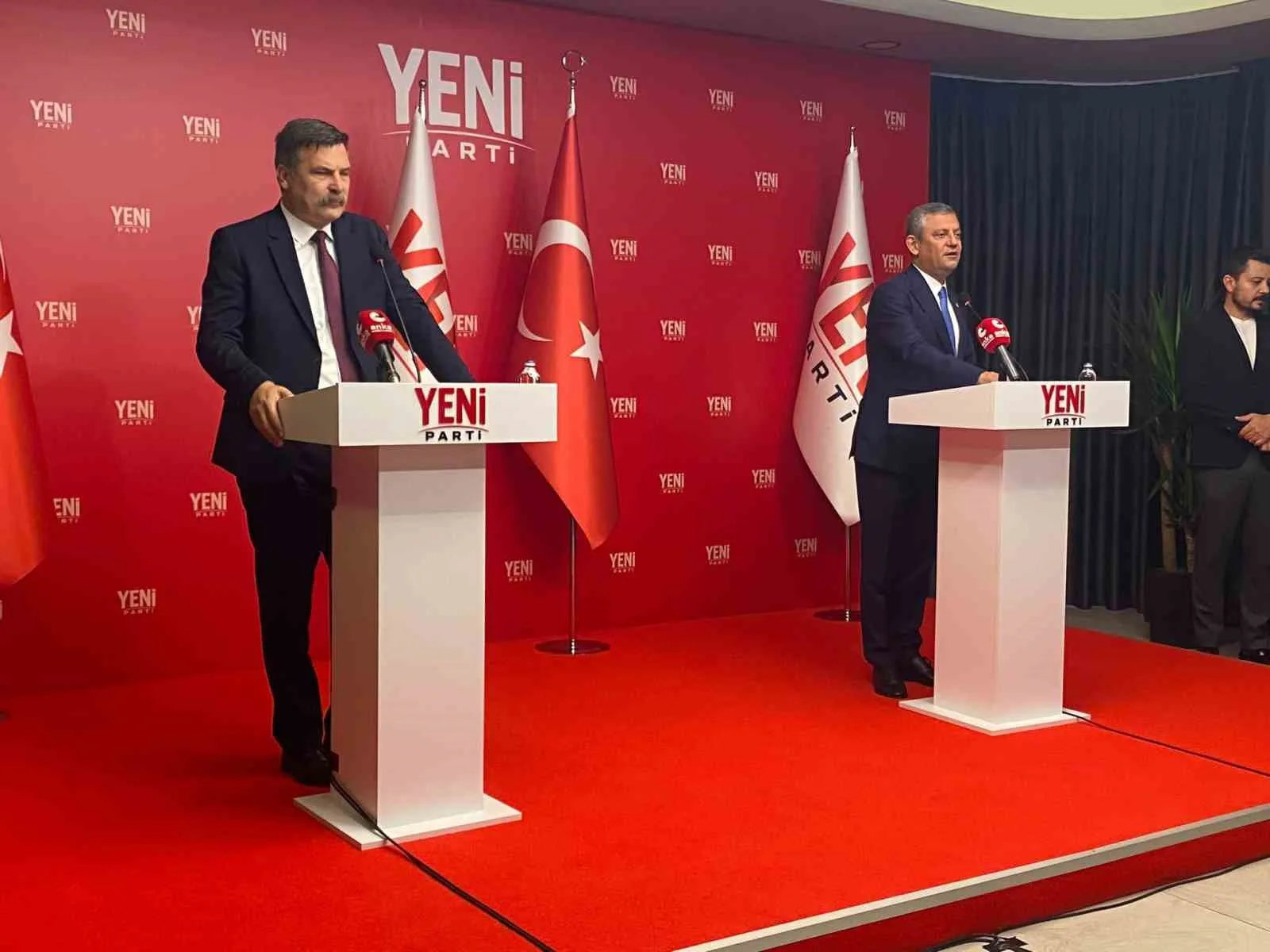 TÜRKİYE İŞÇİ PARTİSİ (TİP) GENEL BAŞKANI ERKAN BAŞ, YENİ PARTİ GENEL BAŞKANI ÖZGÜR ÖZEL’E PARTİSİNİN GENEL MERKEZİNDE HAYIRLI OLSUN ZİYARETİNDE BULUNDU. ÖZEL, SEÇİM ÇAĞRISINI YİNELEYEREK "GİRDİĞİM İLK SEÇİMDEN BİRİNCİ PARTİ ÇIKMAZSAM GÖREVİ BIRAKACAĞIM" DEDİ.