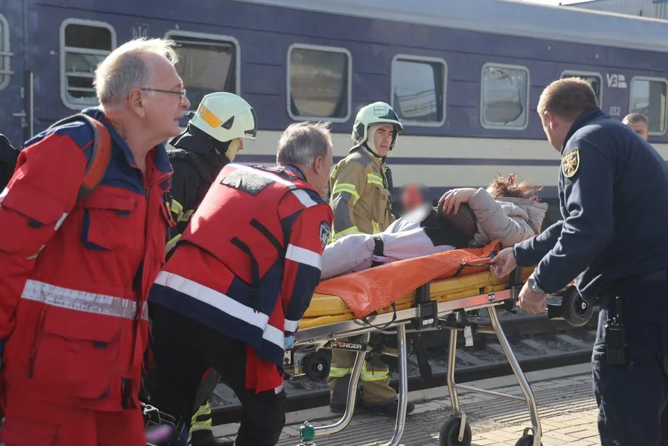 RUSYA ORDUSUNUN UKRAYNA'NIN DNİPRO KENTİNDEKİ ANA TREN İSTASYONUNA GERÇEKLEŞTİRDİĞİ SALDIRI SONUCU 13 KİŞİ HAYATINI KAYBETTİ, 10 KİŞİ YARALANDI.