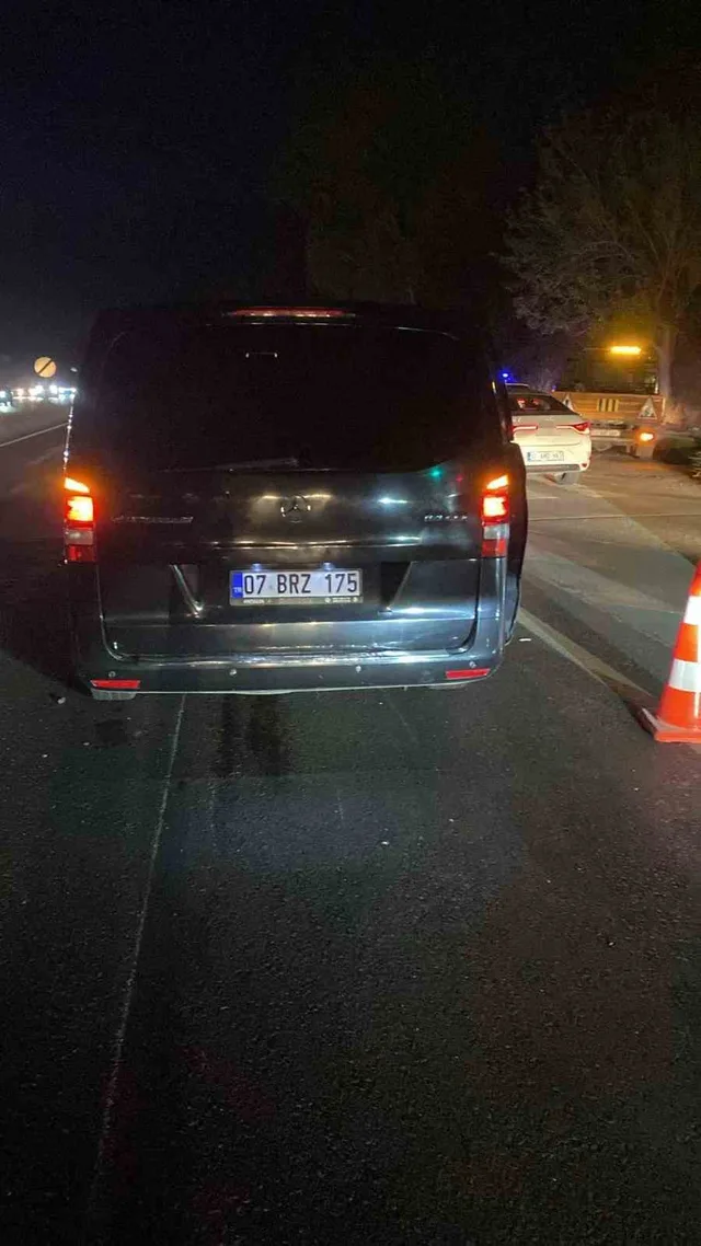 ANTALYA’NIN MANAVGAT İLÇESİNDE D-400 KARAYOLU’NDA OTOMOBİL İLE MOTOSİKLETİN ÇARPIŞMASI SONUCU MEYDANA GELEN KAZADA, MOTOSİKLETTE BULUNAN AFGANİSTAN UYRUKLU SERA İŞÇİLERİNDEN BİRİ HAYATINI KAYBETTİ, DİĞERİ AĞIR YARALANDI.