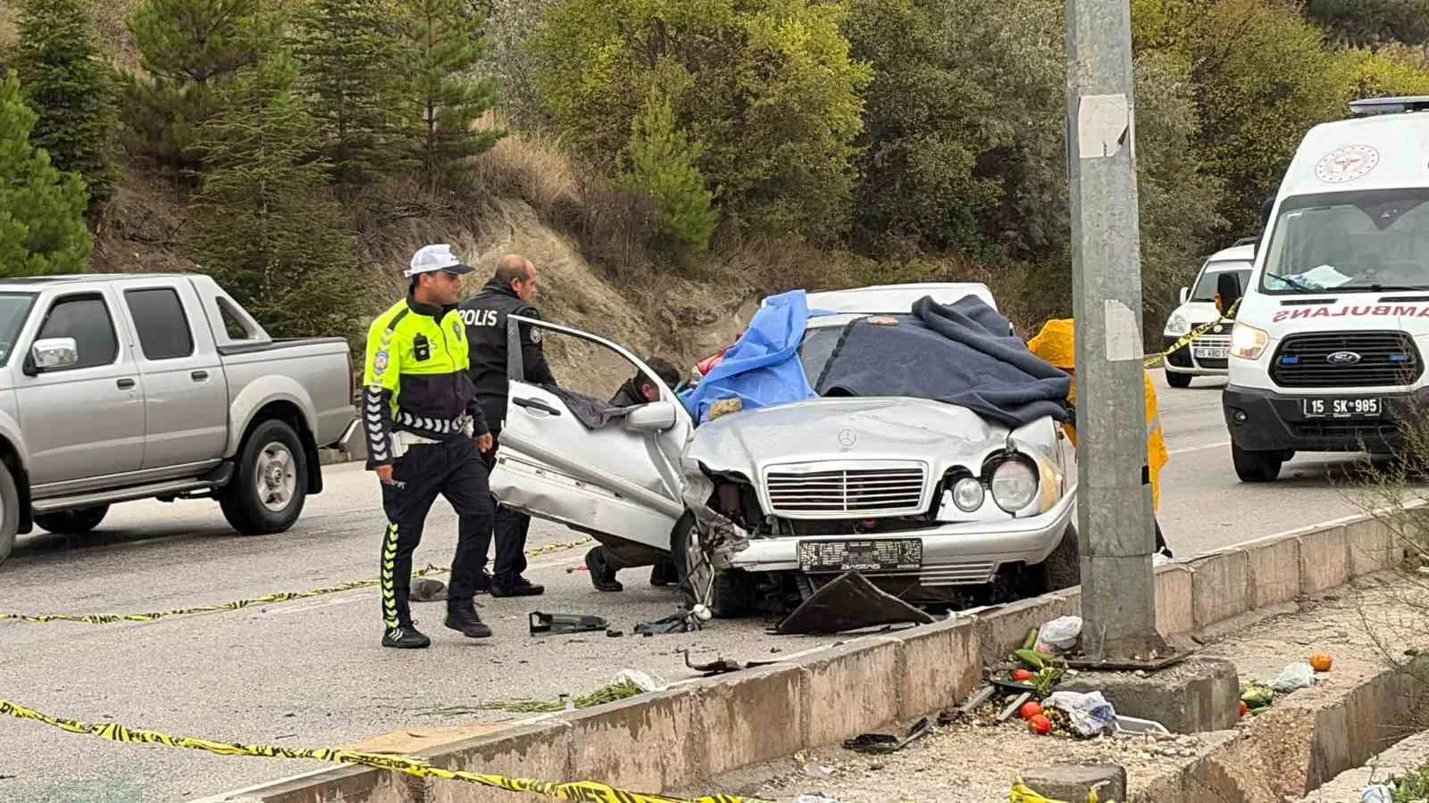 BURDUR-ANTALYA KARA YOLUNDA OTOMOBİLİNİN BARİYERLERE ÇARPMASI SONUCU MEYDANA GELEN TRAFİK KAZASINDA, OTOMOBİL SÜRÜCÜSÜ HAYATINI KAYBEDERKEN ARAÇTA BULUNAN 4 KİŞİ YARALANDI.