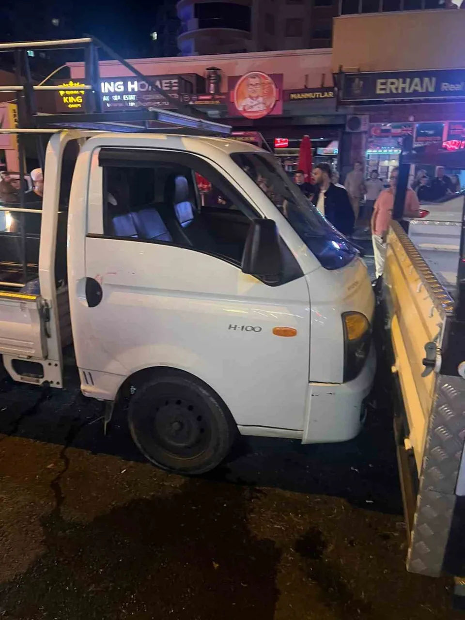 ALANYA İLÇESİNDE KAMYONET İLE MOTOSİKLETİN ÇARPIŞTIĞI KAZADA AĞIR YARALANAN 20 YAŞINDAKİ MOTOSİKLET SÜRÜCÜSÜ KALDIRILDIĞI HASTANEDE HAYATINI KAYBETTİ.