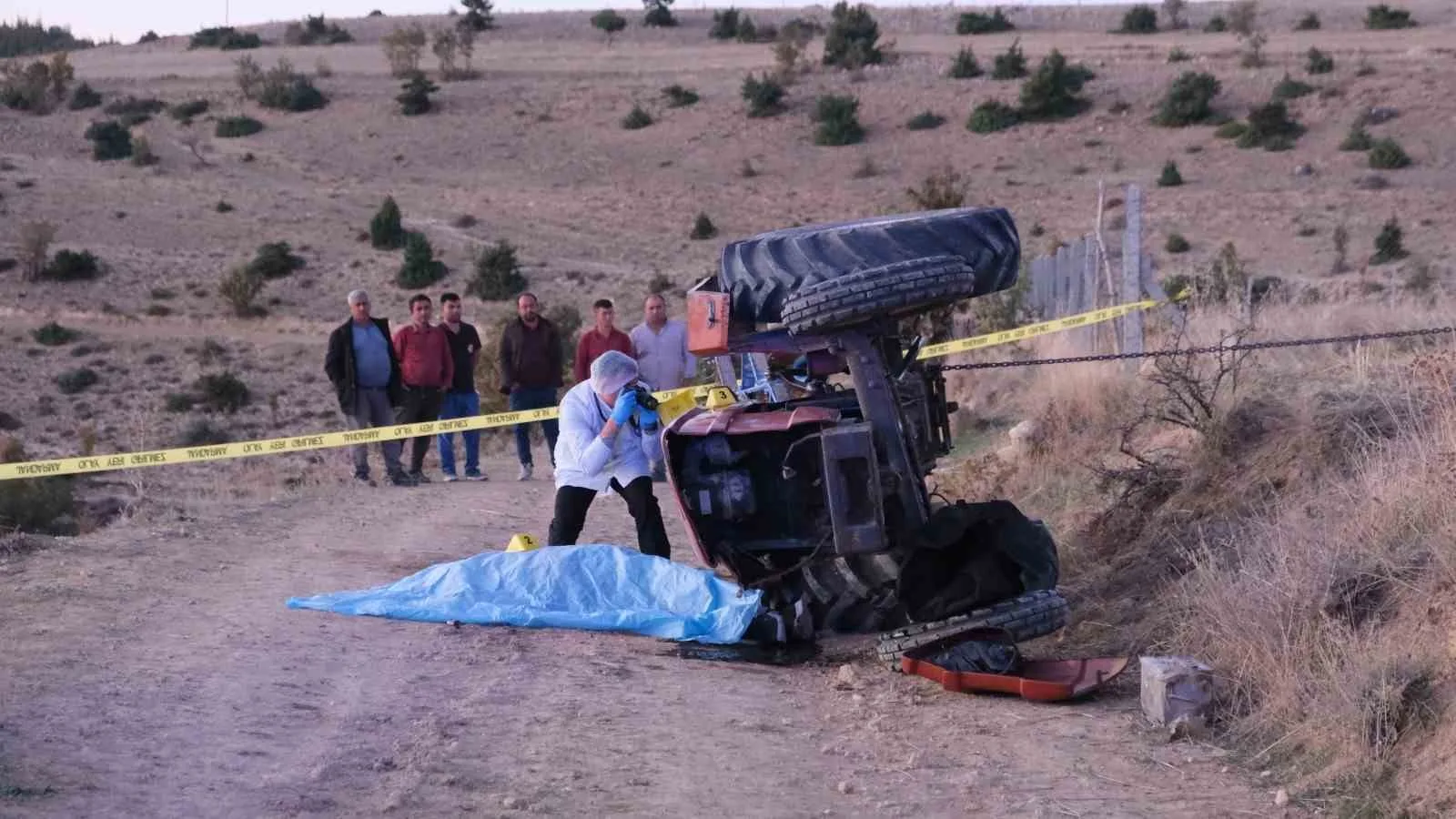KARAMAN'DA KULLANDIĞI TRAKTÖRÜN DEVRİLMESİ SONUCU ALTINDA KALAN 55 YAŞINDAKİ SÜRÜCÜ HAYATINI KAYBETTİ.