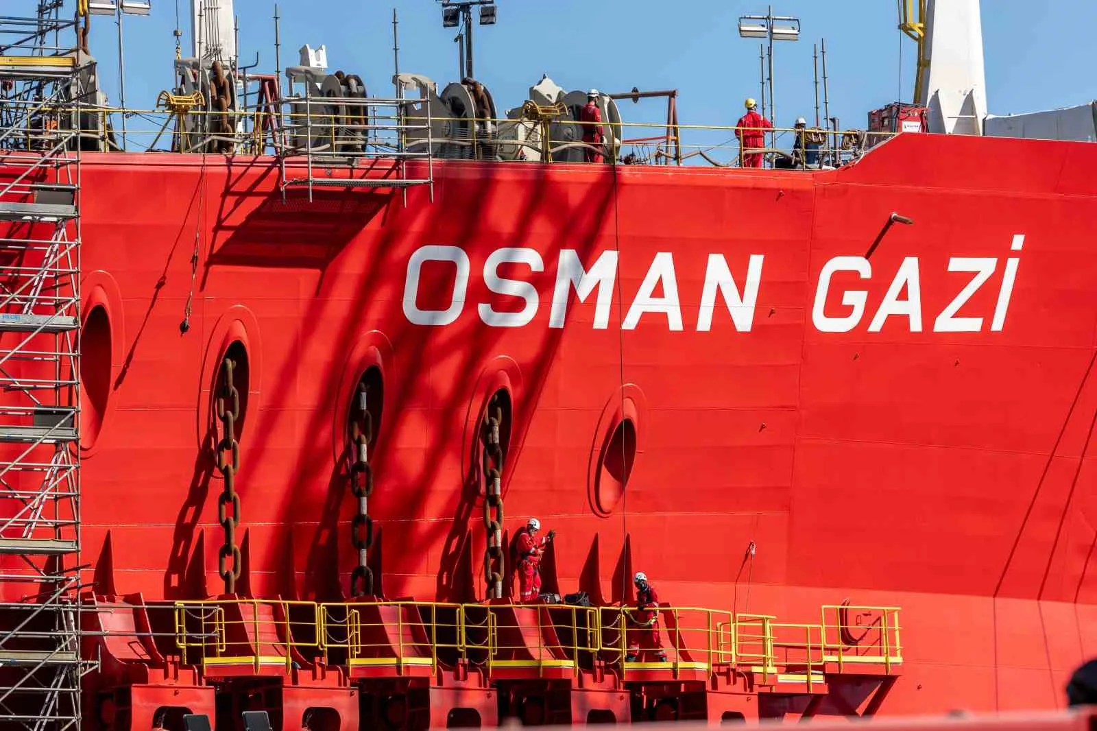 ENERJİ VE TABİİ KAYNAKLAR BAKANI ALPARSLAN BAYRAKTAR, TÜRKİYE'NİN İLK YÜZER ÜRETİM PLATFORMU OSMAN GAZİ'NİN MAVİ VATAN'DAKİ GÖREV YERİNE GİTMEK İÇİN HAZIR OLDUĞUNU BELİRTTİ.
