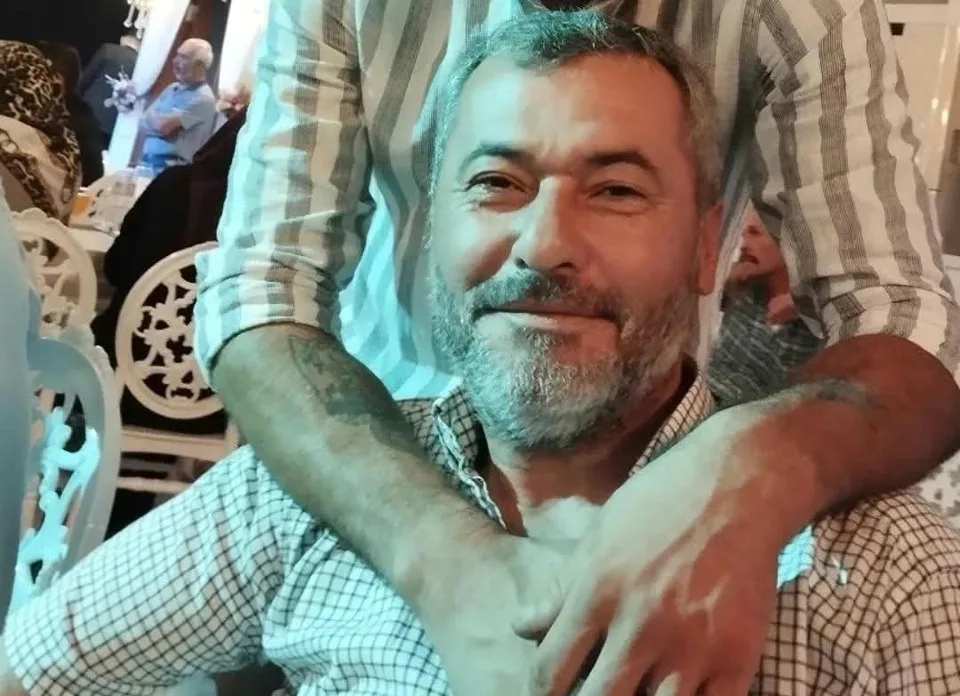 ADANA’DA BİR MARKETE DÜZENLENEN SİLAHLI SALDIRI SIRASINDA MARKETE EKMEK VERMEK İÇİN GELEN FIRINCI DOĞAN GEDİK (52), VURULARAK HAYATINI KAYBETTİ.