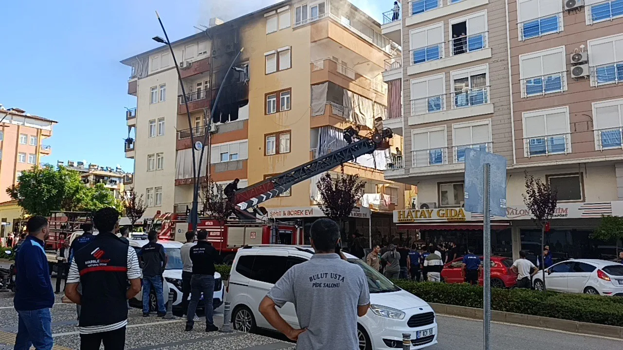 ANTALYA'NIN MANAVGAT İLÇESİNDE 5 KATLI BİNADA ÇIKAN YANGIN, KORKU DOLU ANLARIN YAŞANMASINA NEDEN OLDU.