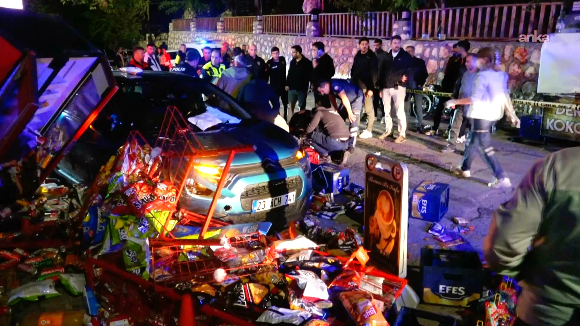 Tunceli'de otomobil büfeye çarptı: 5 yaralı