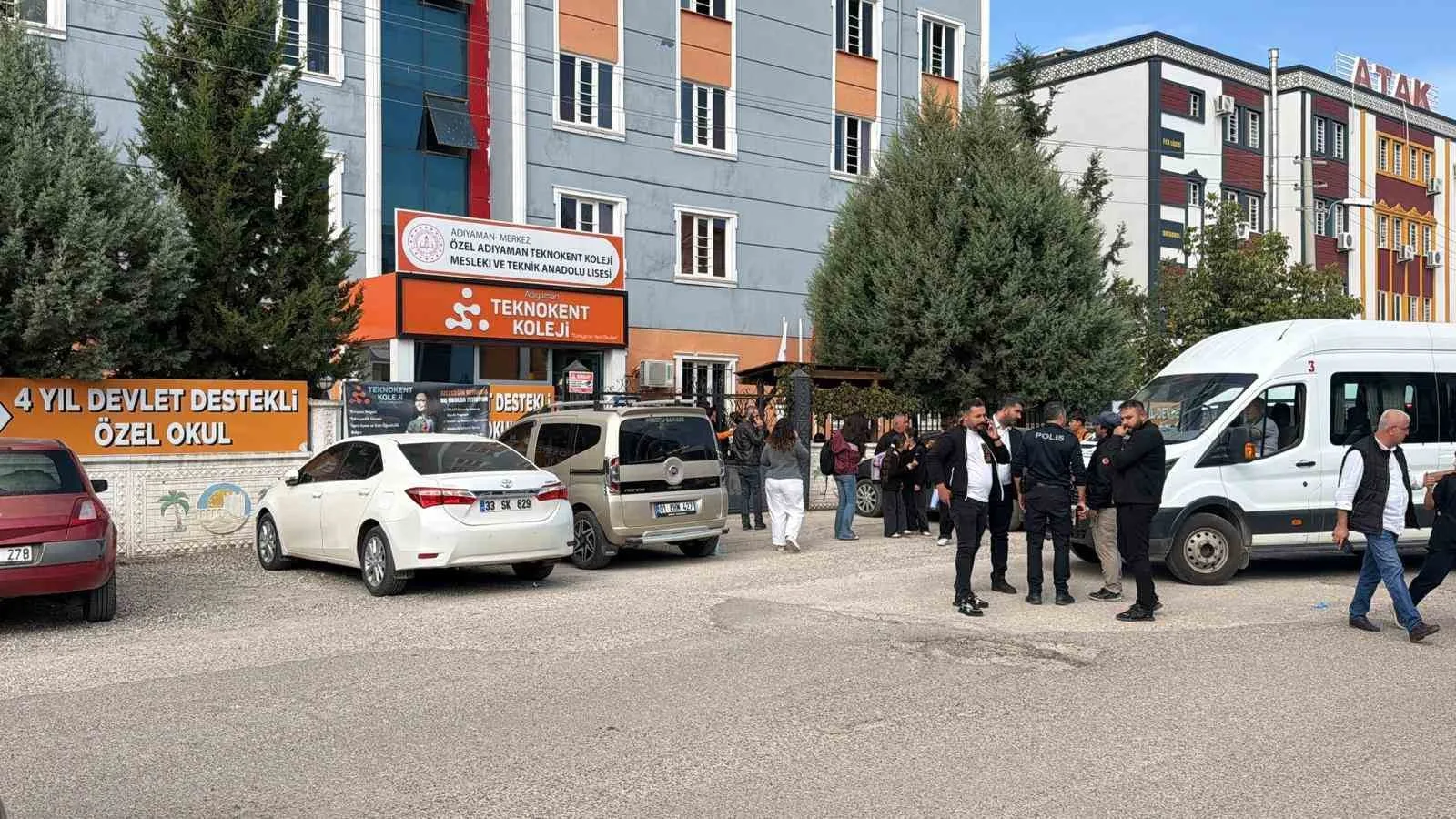 ÖZEL ADIYAMAN TEKNOKENT KOLEJİ MESLEKİ VE TEKNİK ANADOLU LİSESİ’NDE 5.KATTAN ATLADIĞI İDDİA EDİLEN ÖĞRENCİ HAYATINI KAYBETTİ.