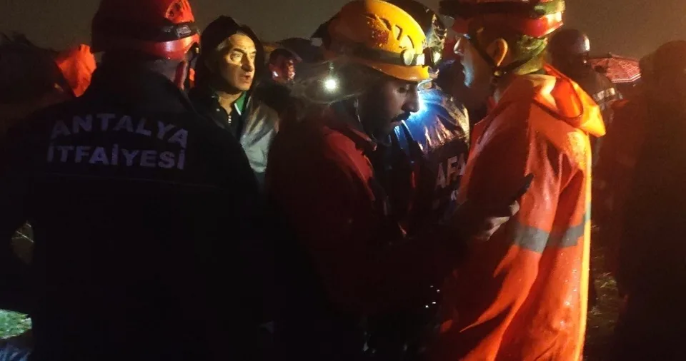 ANTALYA'DA HÜCRE HORTUMUN VURDUĞU KONTEYNERLERDE HASTANEDE ÖLDÜĞÜ BİLGİSİ VERİLEN İŞÇİLERDEN BİRİNİN HAYATA TUTUNDUĞU BİLDİRİLDİ. FECİ OLAYDA ÖLÜ SAYISI 4 OLURKEN, YARALI SAYISI 1 OLDU.