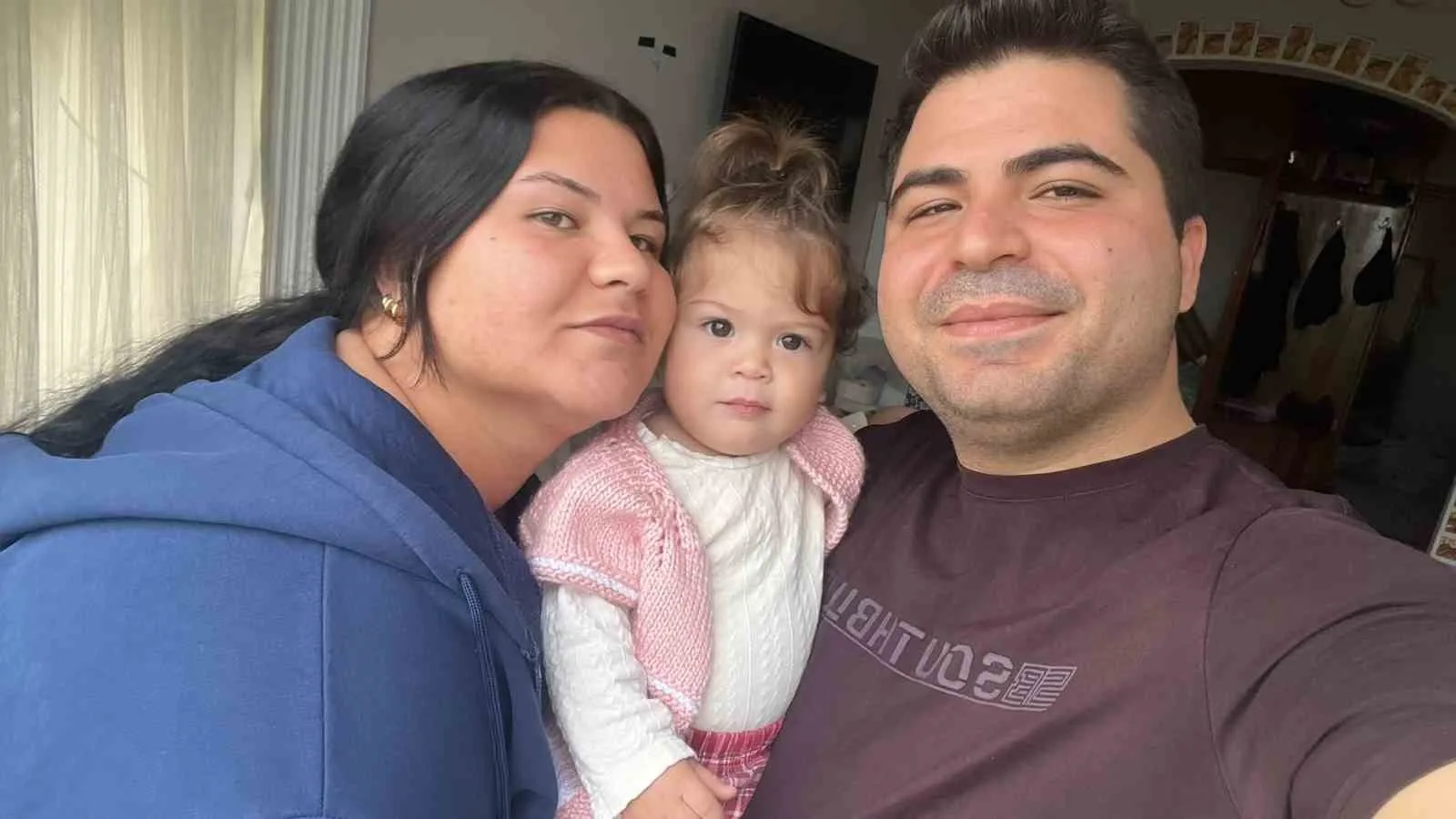 ANTALYA'NIN SERİK İLÇESİNDE 13 AYLIK GÖKÇE KAYA İSİMLİ BEBEK, DİŞ ÇIKARMA NEDENİYLE YÜKSEK ATEŞ ŞİKAYETİYLE KALDIRILDIĞI HASTANEDE UYGULANAN TEDAVİNİN ARDINDAN EVİNE GÖNDERİLDİKTEN SONRA SABAH SAATLERİNDE FENALAŞTI. BAKICININ DURUMU FARK ETMESİ ÜZERİNE HASTANEYE GÖTÜRÜLEN BEBEK YAŞAMINI YİTİRDİ.