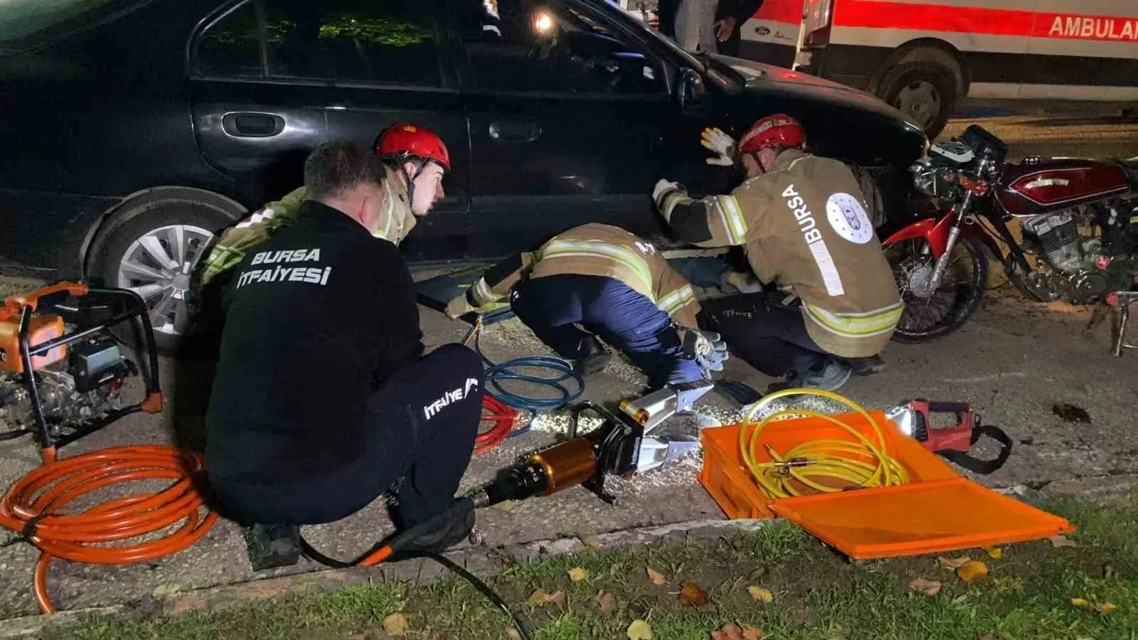 BURSA’NIN İNEGÖL İLÇESİNDE OTOMOBİL İLE MOTOSİKLETİN ÇARPIŞTIĞI KAZADA, OTOMOBİLİN ALTINDA KALAN 17 YAŞINDAKİ MUHAMMED BEŞİR AÇIKGÖZ HAYATINI KAYBETTİ. İTFAİYE EKİPLERİ TARAFINDAN ARACIN ALTINDAN ÇIKARILAN GENCİN YAŞAMINI YİTİRDİĞİ BELİRLENDİ. ACI HABERİ ALAN ANNESİNİN OLAY YERİNDEKİ FERYATLARI YÜREKLERİ DAĞLADI.