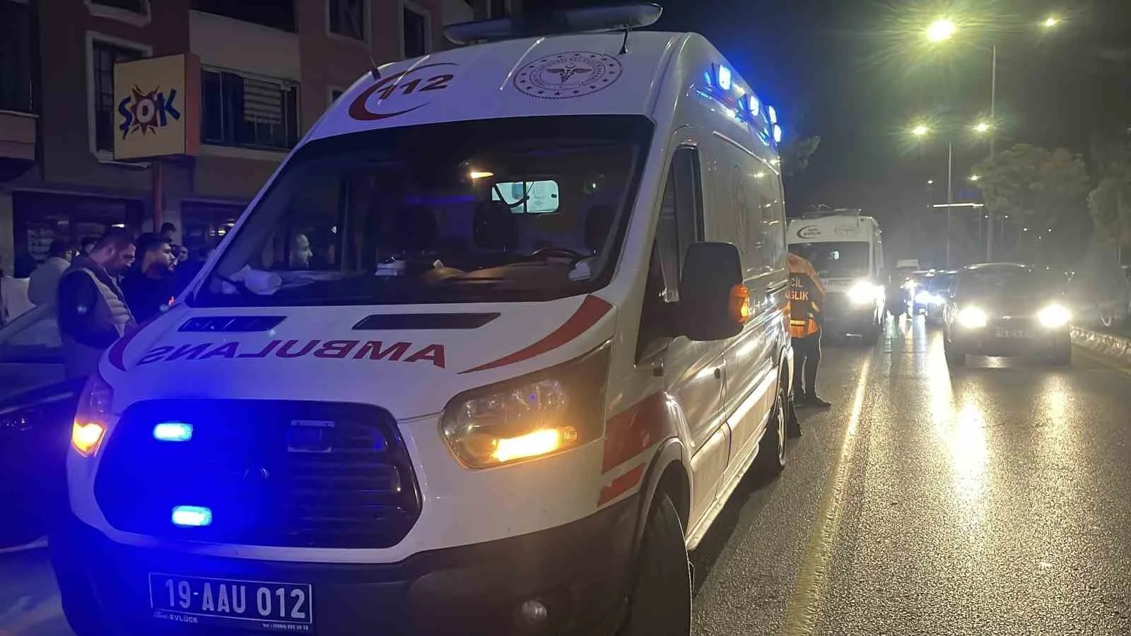 ÇORUM'DA İKİ OTOMOBİLİN ÇARPIŞMASI SONUCU SAĞLIK EKİPLERİ YARALILARA MÜDAHALEDE BULUNDU