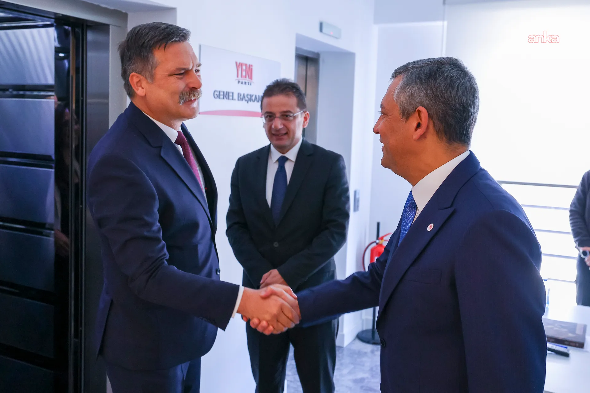 YENİ Parti-TİP görüşmesi... Özgür Özel: “Rehin alan mülkün sahibi olmaz. Mülkün asıl sahibi hala İzmirlilerdir” — fotoğraf 7
