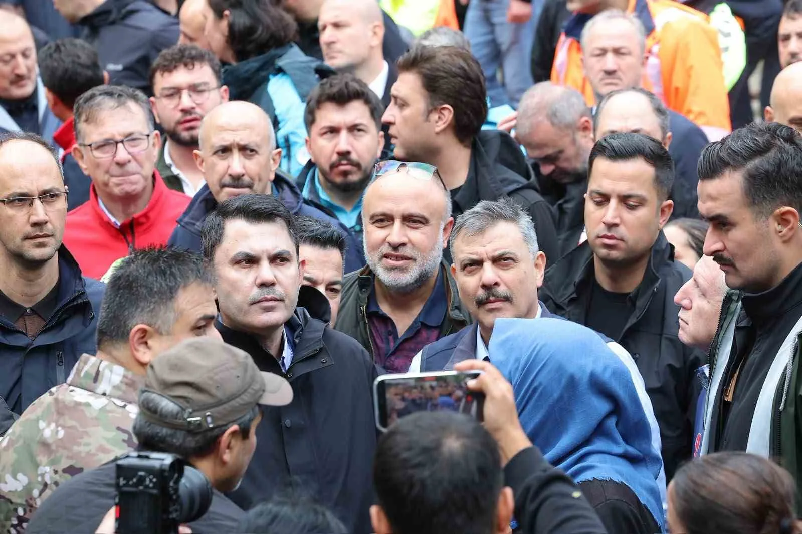 ÇEVRE, ŞEHİRCİLİK VE İKLİM DEĞİŞİKLİĞİ BAKANI MURAT KURUM İLE İÇİŞLERİ BAKANI MUSTAFA ÇİFTÇİ, SEL FELAKETİNİN YAŞANDIĞI SARIYER AYAZAĞA'DA İNCELEMELERDE BULUNDU.