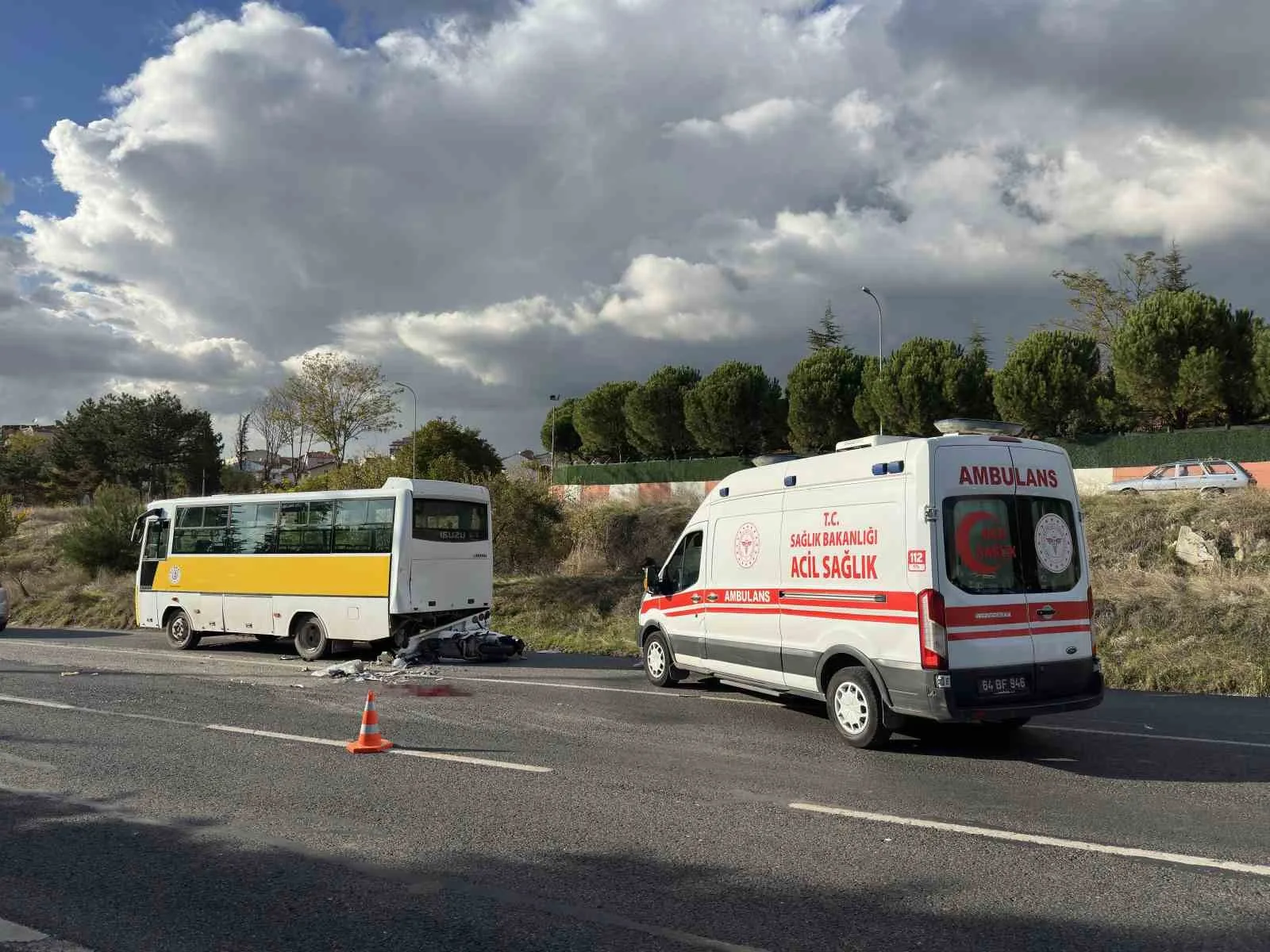 UŞAK'TA MOTOSİKLETİN ÖZEL HALK OTOBÜSÜNE ARKADAN ÇARPMASI SONUCU MEYDANA GELEN KAZADA 1 KİŞİ HAYATINI KAYBETTİ, 1 KİŞİ AĞIR YARALANDI.