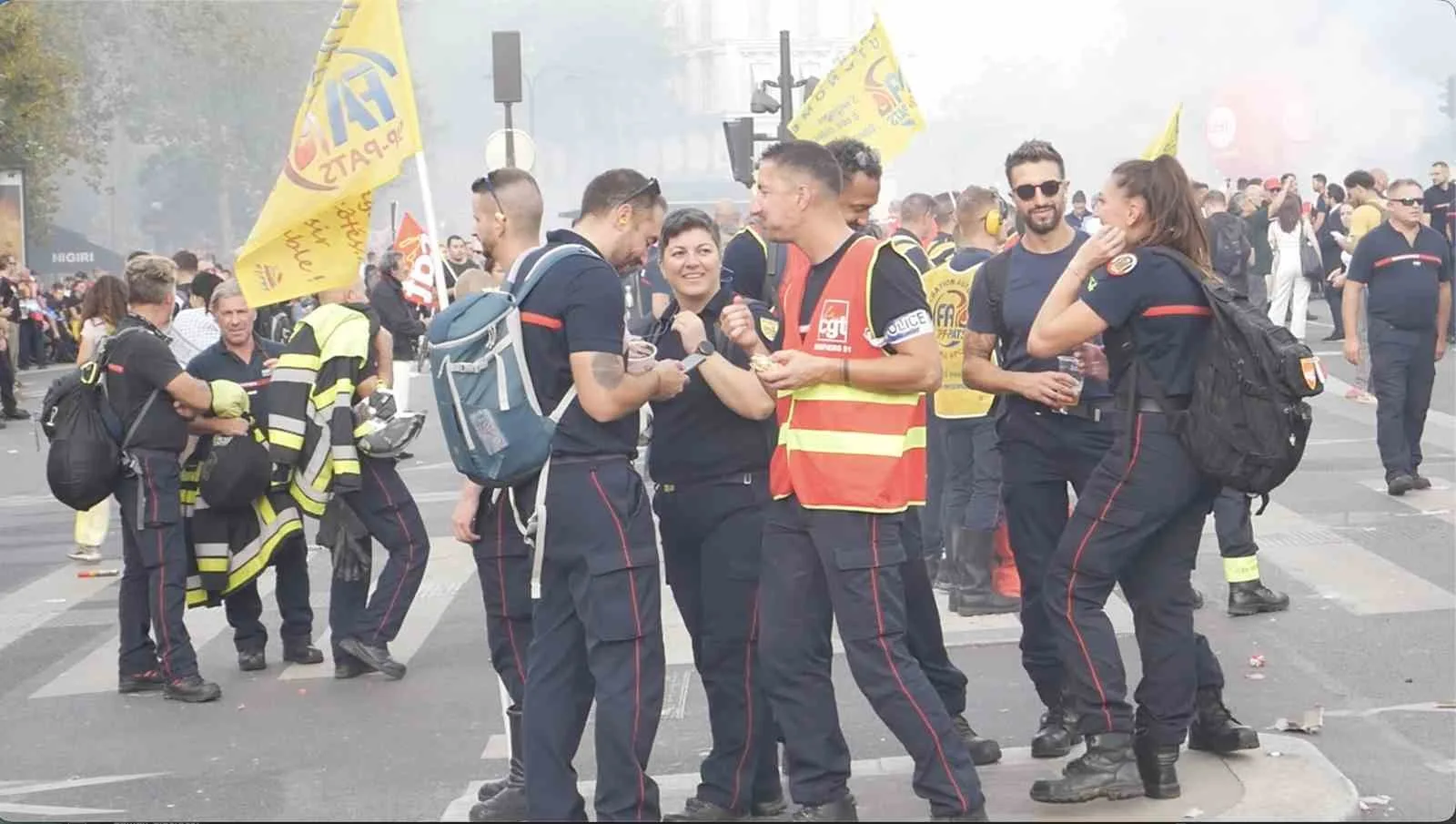 FRANSA’DA BAŞTA BAŞKENT PARİS OLMAK ÜZERE BİRÇOK KENTTE KAMU ÇALIŞANLARI VE İTFAİYECİLER, MAAŞ ARTIŞI VE KAMU HİZMETLERİNE DAHA FAZLA KAYNAK TALEBİYLE SOKAĞA İNEREK PROTESTO DÜZENLEDİ.