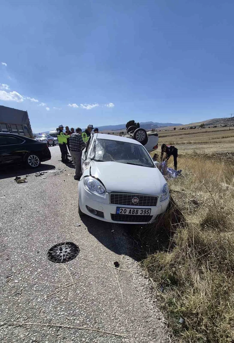 YARALILAR, OLAY YERİNDE YAPILAN İLK MÜDAHALELERİNİN ARDINDAN AMBULANSLARLA HASTANEYE KALDIRILDI.