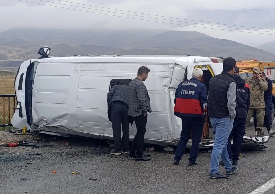 HAKKARİ'NİN YÜKSEKOVA İLÇESİNDE OKUL SERVİSİNİN DEVRİLMESİ SONUCU 10 ÖĞRENCİ YARALANDI.