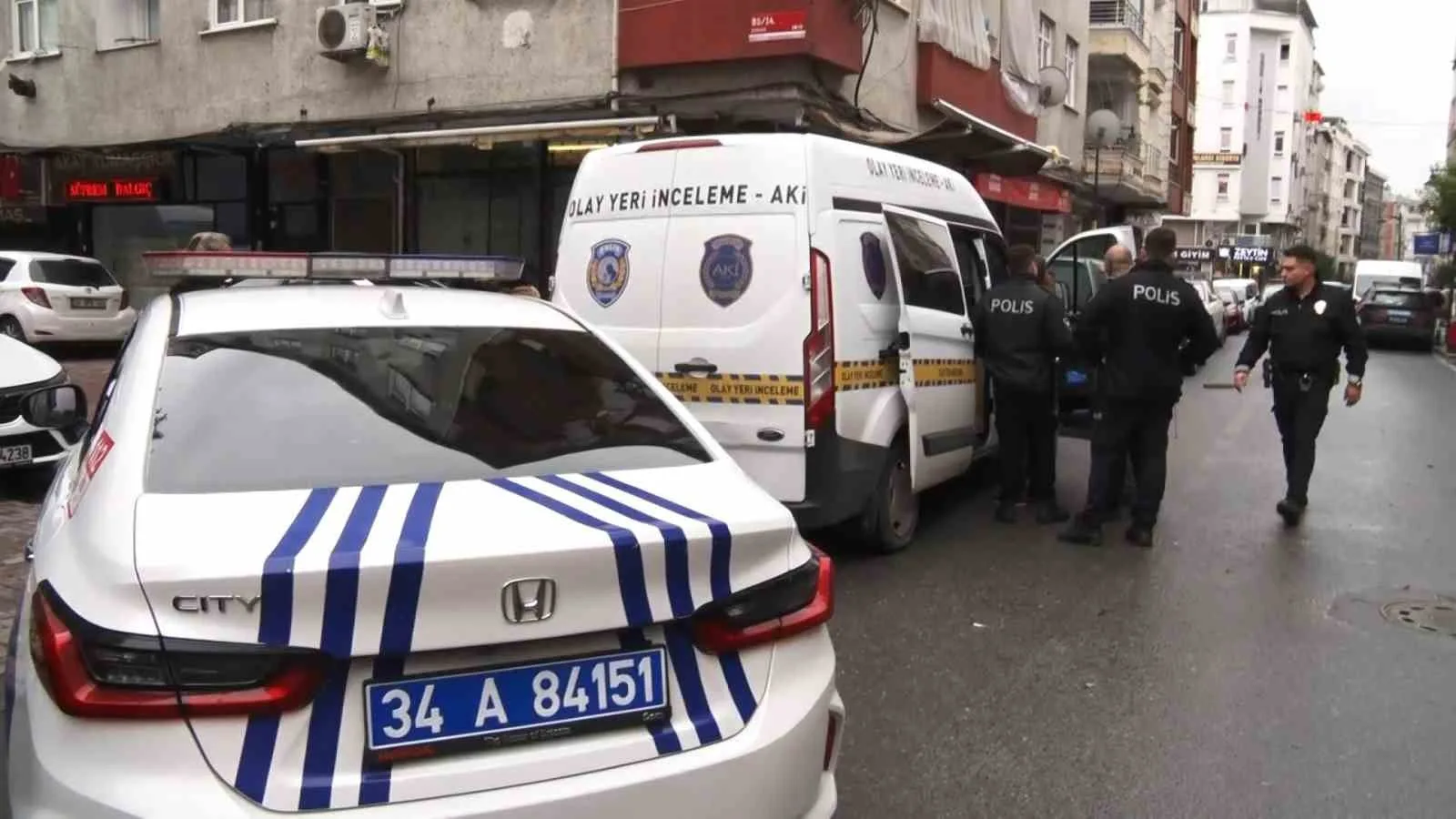ÇEVREDEKİLERİN İHBARI ÜZERİNE OLAY YERİNE POLİS VE SAĞLIK EKİPLERİ SEVK EDİLDİ.