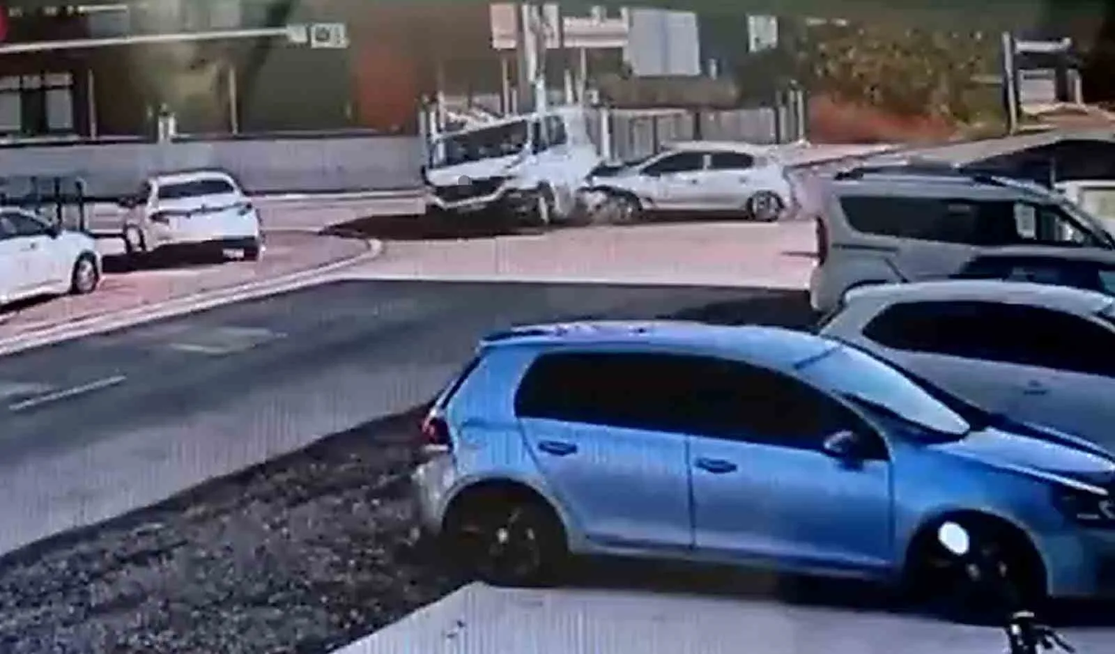 DÜZCE'DE OTOMOBİLİN ÇARPTIĞI MİNİBÜS, PARK HALİNDEKİ ARACIN ÜZERİNE ÇIKTI. 3 KİŞİNİN YARALANDIĞI KAZANIN GÜVENLİK KAMERASI GÖRÜNTÜLERİ ORTAYA ÇIKTI.