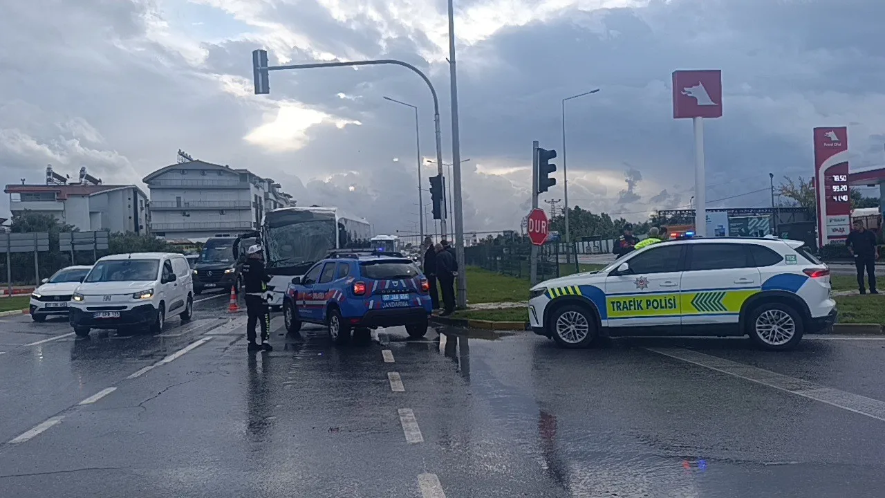 ANTALYA’NIN MANAVGAT İLÇESİNDE3 ARACIN KARIŞTIĞI ZİNCİRLEME TRAFİK KAZASINDA 1’İ YABANCI UYRUKLU 4 OTEL PERSONELİ YARALANDI.