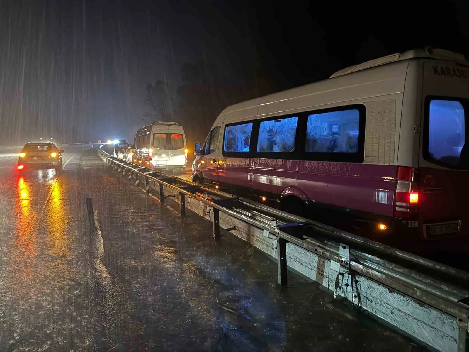 METEOROLOJİ GENEL MÜDÜRLÜĞÜNÜN TURUNCU KOD VERDİĞİ SAKARYA'DA BEKLENEN YAĞIŞ KENTİN KUZEYİNDEN GİRİŞ YAPMASIYLA BİRLİKTE KARASU İLÇE MERKEZİ SULAR ALTINDA KALDI