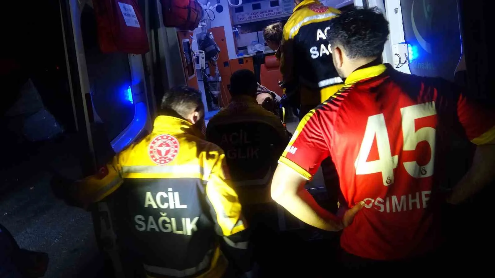 ANTALYA'DA HORTUMUN VURDUĞU 2 KONTEYNERDEKİ İŞÇİLERDEN 5'İ HAYATINI KAYBETTİ, 1 İŞÇİ YARALANDI.