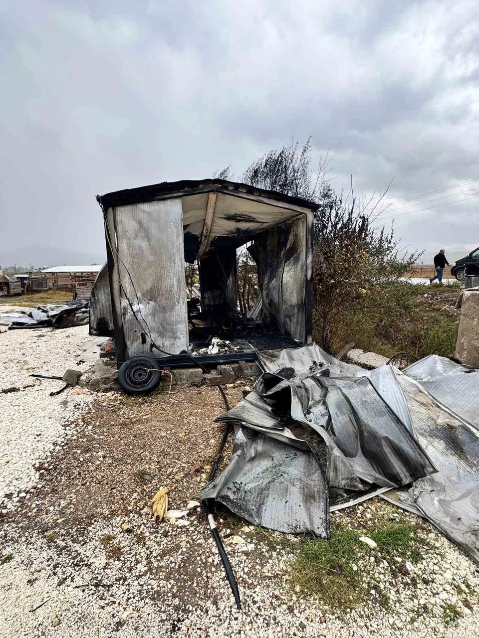 BURDUR'DA 85 YAŞINDAKİ KADIN, YAŞADIĞI BARAKADA ÇIKAN YANGINDA ALEVLERİN ARASINDA KALARAK HAYATINI KAYBETTİ.