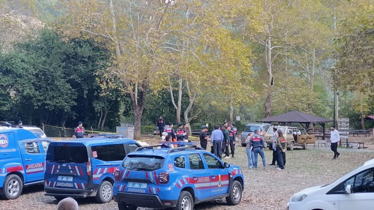 OTOMOBİLLE MESİRE ALANINA GELEN 42 YAŞINDAKİ G.F., AİLESİ VE ARKADAŞLARIYLA PİKNİK YAPAN SEVDA DİNLER'E TÜFEKLE ATEŞ ETTİ. GENÇ KIZ AĞIR YARALANIRKEN OLAY SIRASINDA MESİRE ALANINDA BULUNAN SİVİL JANDARMA PERSONELİ, KAÇMAYA ÇALIŞAN ŞÜPHELİYİ YAKALADI.