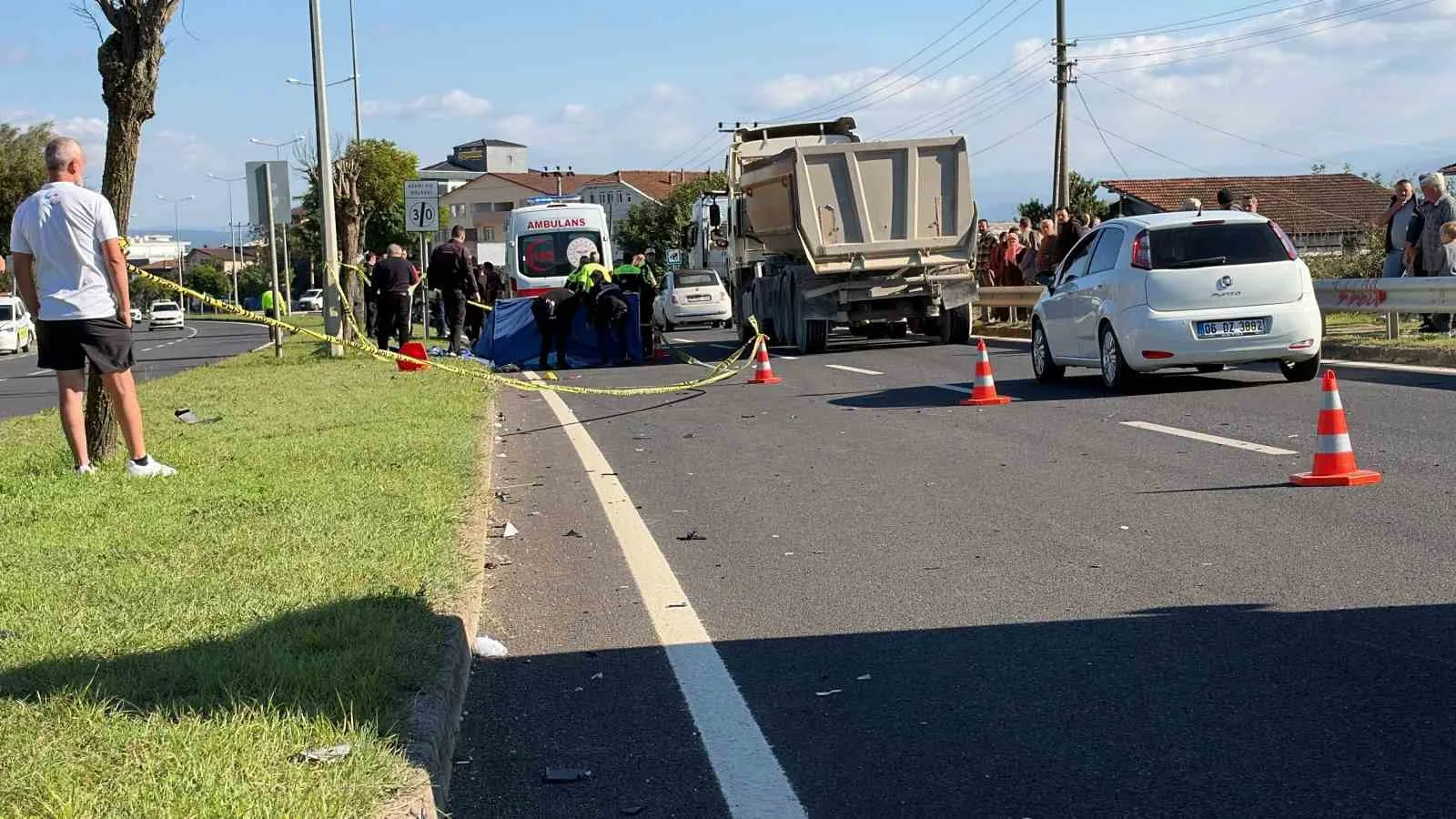 DÜZCE’NİN KONURALP BÖLGESİ EDS MEVKİİNDE MEYDANA GELEN TRAFİK KAZASINDA MOTOSİKLETİN ÇARPTIĞI İBRAHİM GÜRDAL HAYATINI KAYBEDERKEN, MOTOSİKLET SÜRÜCÜSÜ İSA P. AĞIR YARALANDI.
