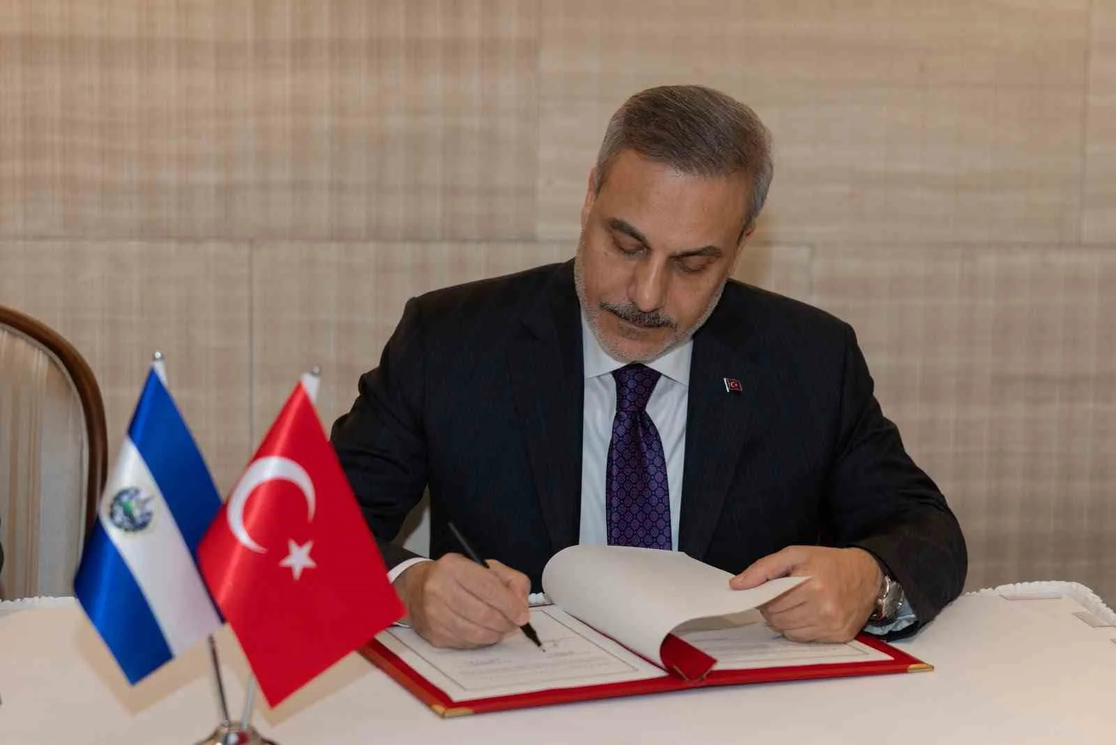 DIŞİŞLERİ BAKANI HAKAN FİDAN İLE EL SALVADOR DIŞİŞLERİ BAKANI ALEXANDRA HİLL ARASINDA GERÇEKLEŞTİRİLEN GÖRÜŞMENİN ARDINDAN ÇİFTE VERGİLENDİRMENİN ÖNLENMESİ ANLAŞMASI'NA İMZA ATILDI.