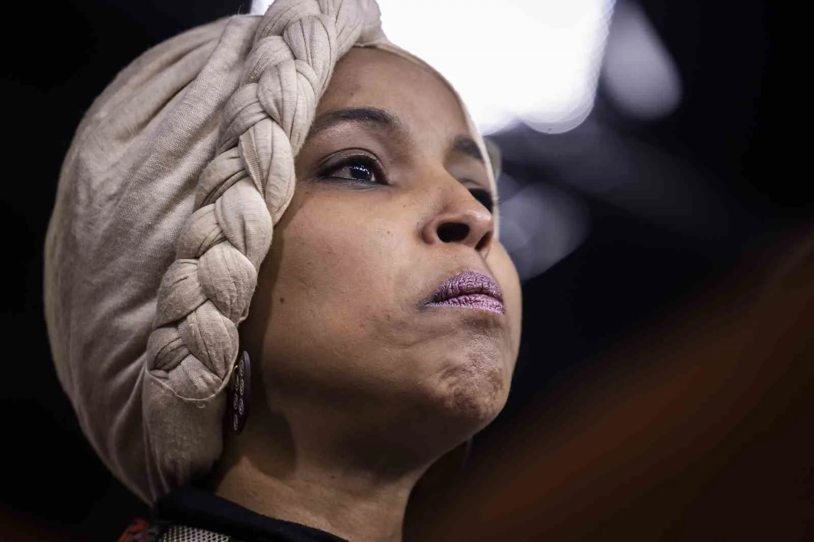 ABD’DE AJANLAR, BİR SORUŞTURMA KAPSAMINDA MAHKEME KARARIYLA SOMALİ KÖKENLİ ILHAN OMAR'IN BAŞKENT WASHİNGTON'DA BULUNAN KONUTUNDA ARAMA YAPTI.