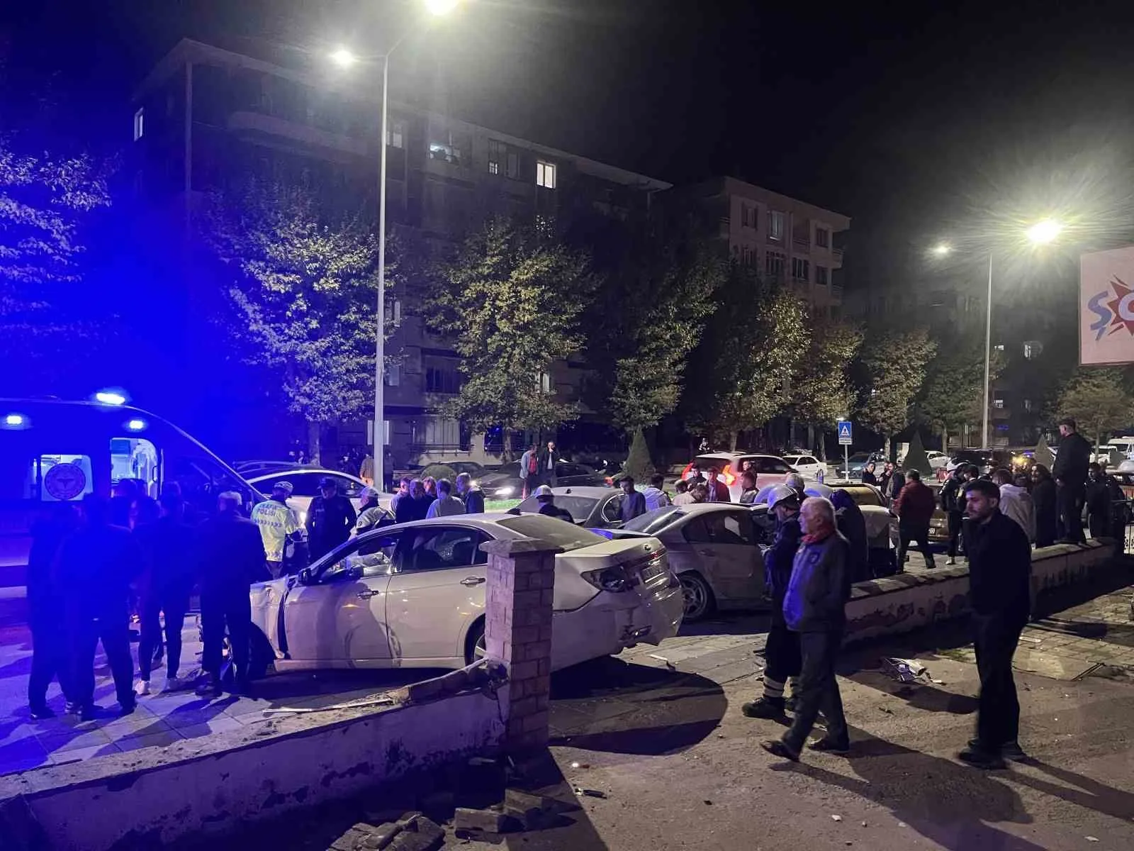 ÇORUM'DA İKİ OTOMOBİLİN ÇARPIŞMASI SONUCU 4 KİŞİ YARALANDI