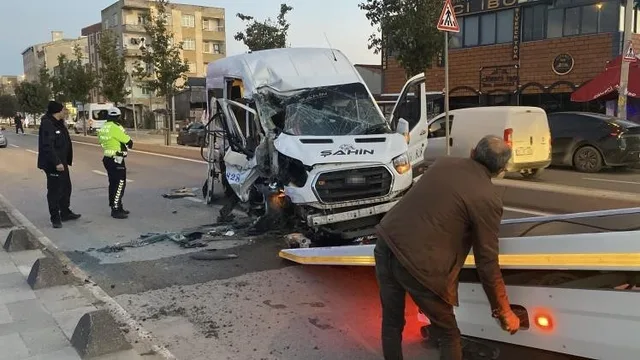 ARNAVUTKÖY’DE SERVİS MİNİBÜSÜ HAFRİYAT KAMYONUNA ÇARPTI: 9 YARALI