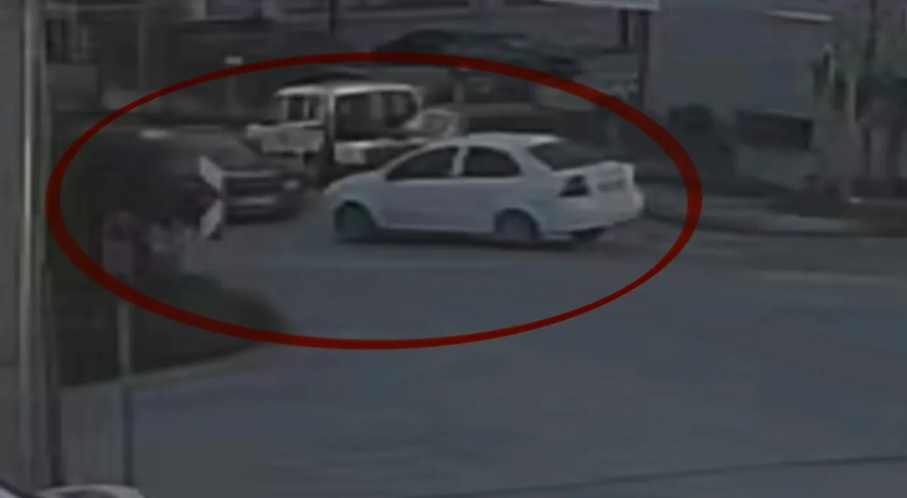 SAMSUN’DA İKİ OTOMOBİLİN ÇARPIŞTIĞI TRAFİK KAZASINDA 6 YAŞINDAKİ ÇOCUĞUN DA ARALARINDA BULUNDUĞU 3 KİŞİ YARALANDI. KAZA ANI GÜVENLİK KAMERASINA YANSIDI.
