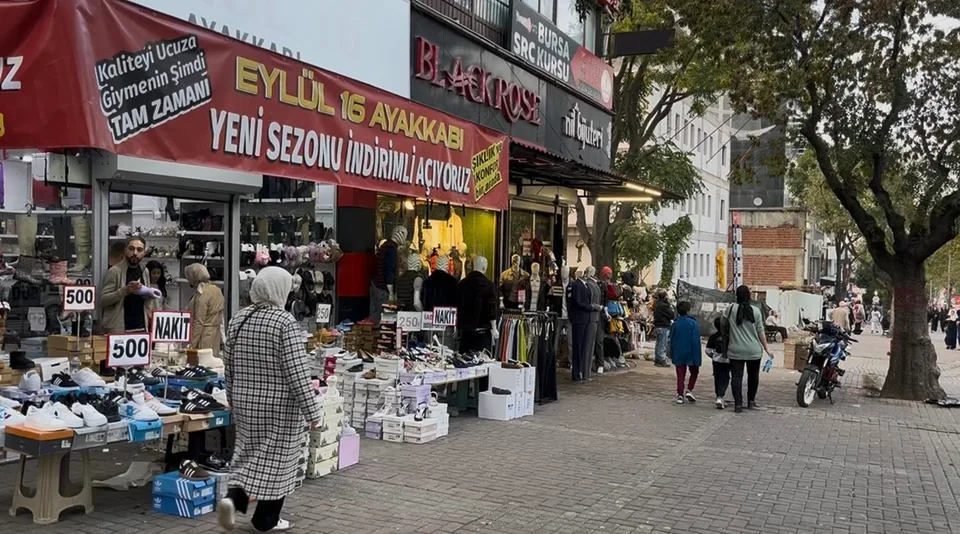 BURSA'NIN OSMANGAZİ İLÇESİNDE EĞİTİM KURSUNDA ÇALIŞAN KİŞİ, KORKULUK DEMİRİNİN KOPMASI SONUCU AŞAĞI DÜŞTÜ. KAFA ÜSTÜ YERE ÇAKILAN ŞAHIS HAYATINI KAYBEDERKEN, FECİ KAZA GÜVENLİK KAMERASINA YANSIDI.