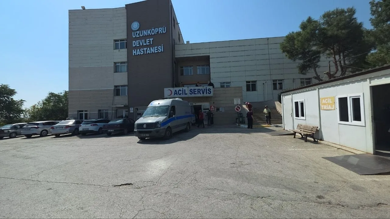 SAĞLIK EKİPLERİNİN OLAY YERİNDEKİ İLK MÜDAHALELERİNİN ARDINDAN YARALILAR AMBULANSLARLA UZUNKÖPRÜ DEVLET HASTANESİ'NE KALDIRILDI.