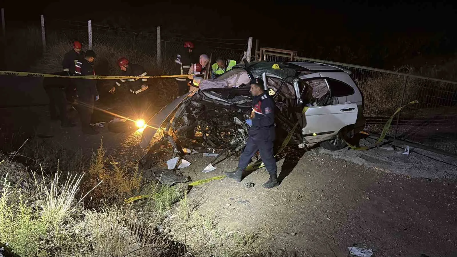 ÇORUM'DA OTOMOBİL İLE CİPİN ÇARPIŞMASI NETİCESİNDE MEYDANA GELEN KAZADA 1'İ ÇOCUK 4 KİŞİ HAYATINI KAYBEDERKEN, 1 KİŞİ DE AĞIR YARALANDI. KAZADA ÖLEN İKİ KİŞİNİN İSE DÜN NİŞANLANAN ÇİFT OLDUĞU ÖĞRENİLDİ.