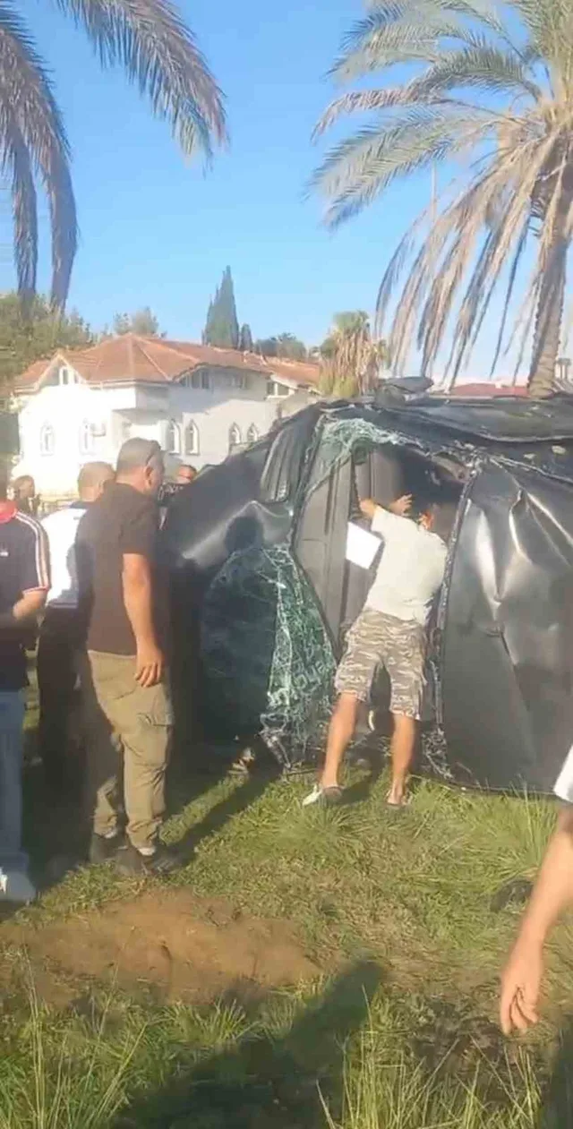 ANTALYA'NIN MANAVGAT İLÇESİNDE TUR MİNİBÜSÜ, KAMYONET VE OTOMOBİLİN ÇARPIŞMASI SONUCU MEYDANA GELEN TRAFİK KAZASINDA İLK BELİRLEMELERE GÖRE 15'İ TURİST 17 KİŞİ YARALANDI.