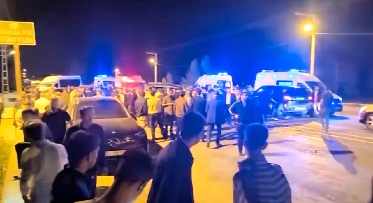 HAKKARİ’NİN YÜKSEKOVA İLÇESİNDE İKİ TİCARİ ARACIN ÇARPIŞMASI SONUCU MEYDANA GELEN TRAFİK KAZASINDA 3 KİŞİ YARALANDI.