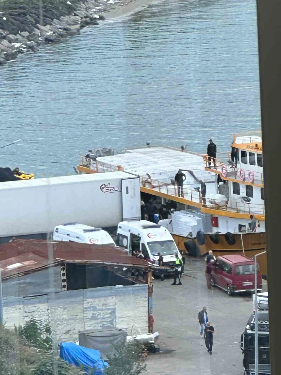 TRABZON’UN 30 MİL AÇIĞINDA BİR BALIKÇI TEKNESİNDE DENİZDEKİ AĞI ÇEKMEDE KULLANILAN MAKARA SİSTEMİNİN KOPMASI SONUCU YAŞANAN İŞ KAZASINDA 1’İ AĞIR 4 İŞÇİ YARALANDI.