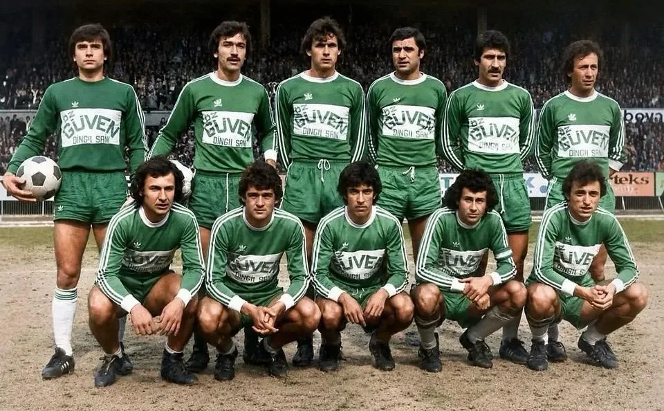 BURSASPOR VE MİLLİ TAKIM'DA UZUN SÜRE FORMA GİYEREK TÜRK FUTBOL TARİHİNE ADINI ALTIN HARFLERLE YAZDIRAN ESKİ FUTBOLCU VE TEKNİK DİREKTÖR KEMAL BATMAZ ZATÜRRE TEŞHİSİ İLE KALDIRILDIĞI HASTANEDE ENTÜBE EDİLDİ. CUMA AKŞAMI EVİNDE RAHATSIZLANAN BATMAZ AMBULANSLA MUDANYA DEVLET HASTANESİ'NE KALDIRILDI. ZATÜRRE OLMASI SEBEBİYLE YOĞUN BAKIMA ALINAN BATMAZ ENTÜBE EDİLDİ. DURUMU AĞIR OLAN BATMAZ İÇİN YAKINLARI BURSASPOR CAMİASINDAN VE SEVENLERİNDEN DUA İSTEDİ.
