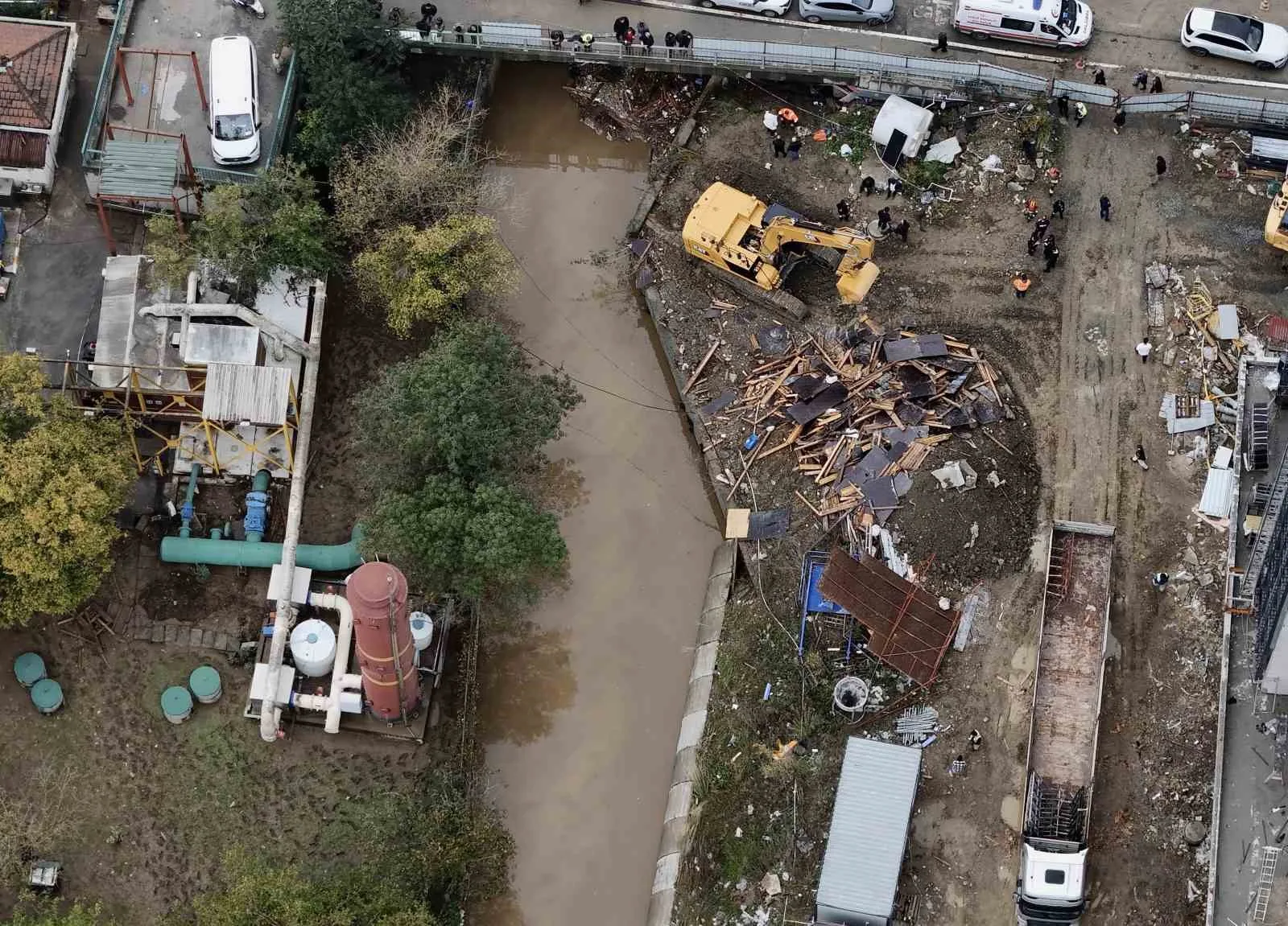 İSTANBUL'DA MEYDANA GELEN ŞİDDETLİ YAĞIŞIN ARDINDAN CAN KAYBI 4'E YÜKSELDİ. SARIYER'DE BULUNAN TALİHSİZ ADAMIN CANSIZ BEDENİ ADLİ TIP KURUMU MORGUNA KALDIRILDI.
