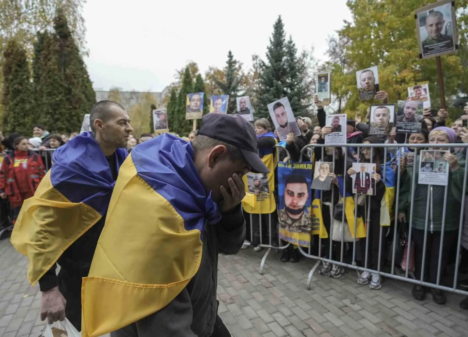RUSYA VE UKRAYNA, ABD'Lİ MÜZAKERECİLERLE YAPILAN GÖRÜŞMELERİN ARDINDAN GERÇEKLEŞTİRİLEN SON SAVAŞ ESİRİ TAKASINDA KARŞILIKLI OLARAK 270'ER KİŞİYİ SERBEST BIRAKTI.