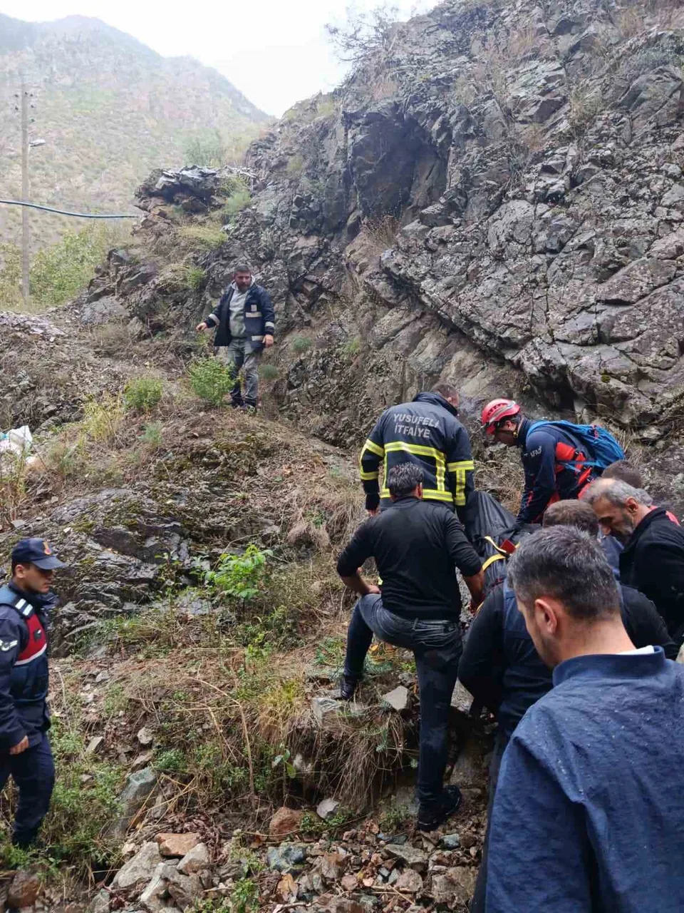 ARTVİN’İN YUSUFELİ İLÇESİNDE YAKLAŞIK 400 METRELİK UÇURUMA YUVARLANAN ARACIN SÜRÜCÜSÜ YAŞAMINI YİTİRDİ. EKİPLER, SÜRÜCÜNÜN CANSIZ BEDENİNİ SEDYE YARDIMIYLA GÜÇLÜKLE ÇIKARDI.