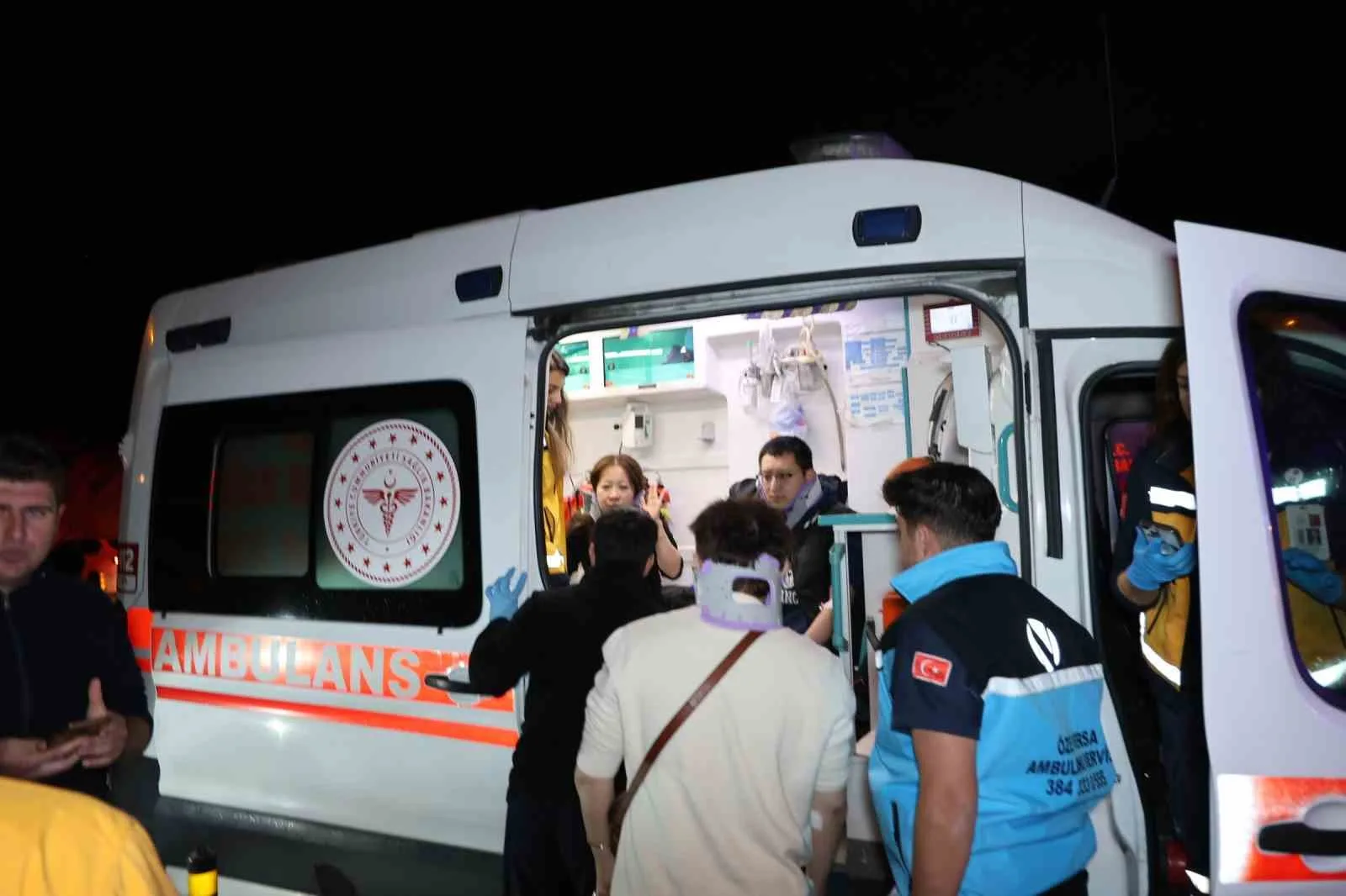 NEVŞEHİR'DE İKİ OTOMOBİLİN KAFA KAFAYA ÇARPIŞMASI SONUCU MEYDANA GELEN TRAFİK KAZASINDA, 3'Ü ÇİNLİ TURİST OLMAK ÜZERE 5 KİŞİ YARALANDI.